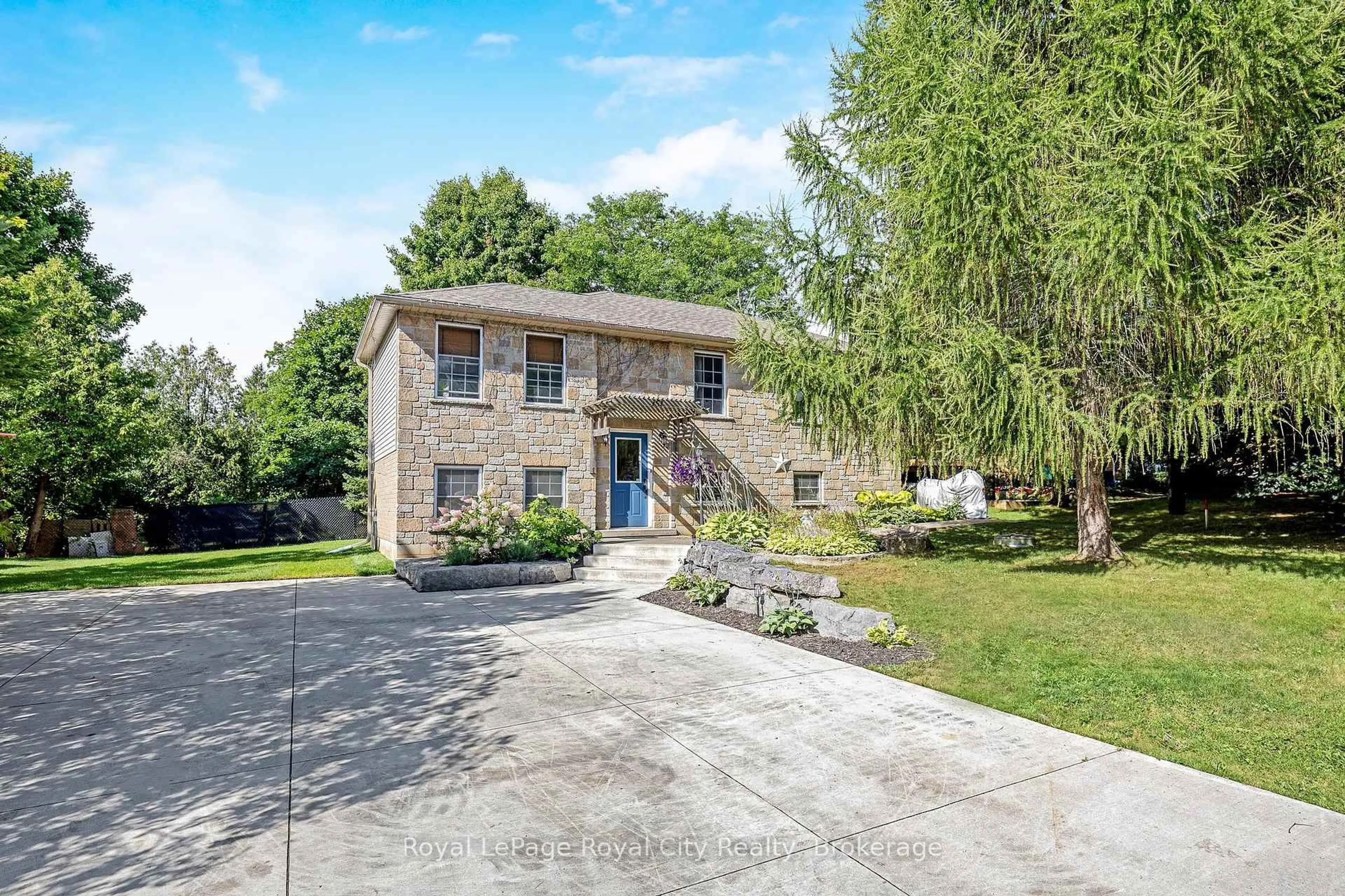 A pic from outside/outdoor area/front of a property/back of a property/a pic from drone, street for 151 Queen St, Guelph/Eramosa Ontario N0B 2K0