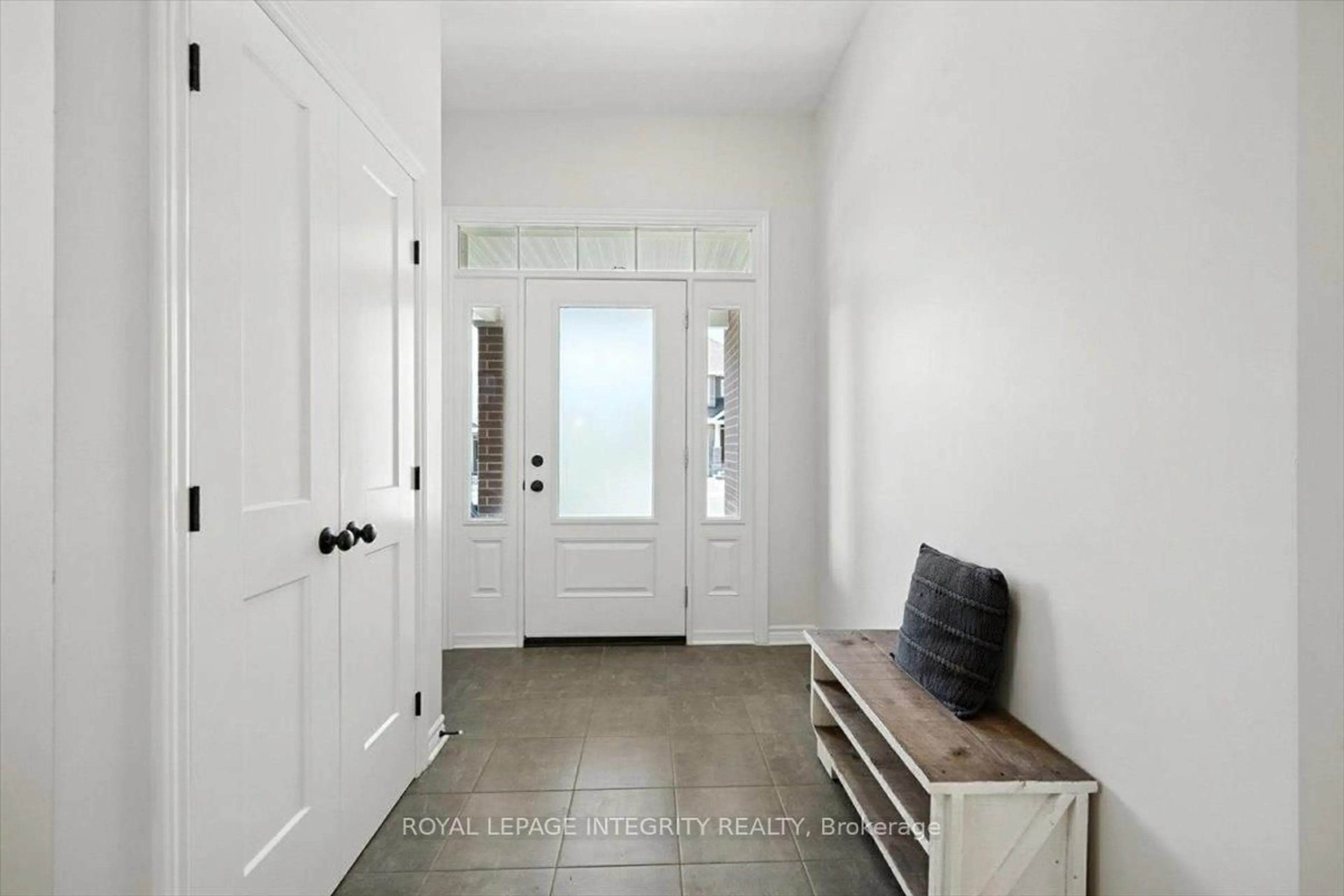 Indoor entryway for 115 Bonne Renommee Ave, Ottawa Ontario K4A 5J9