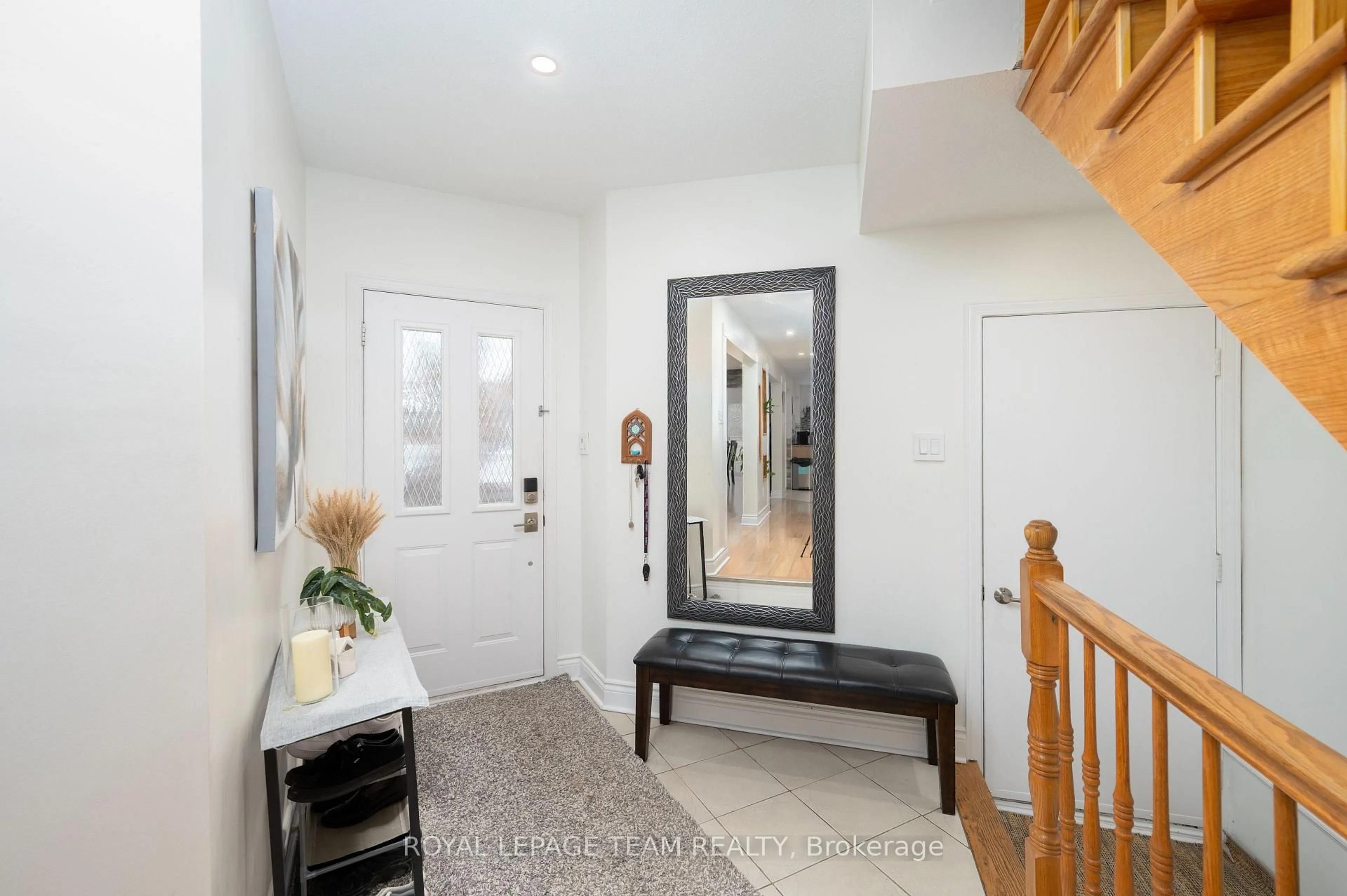 Indoor entryway for 53 Havenhurst Cres, Ottawa Ontario K1T 3E8