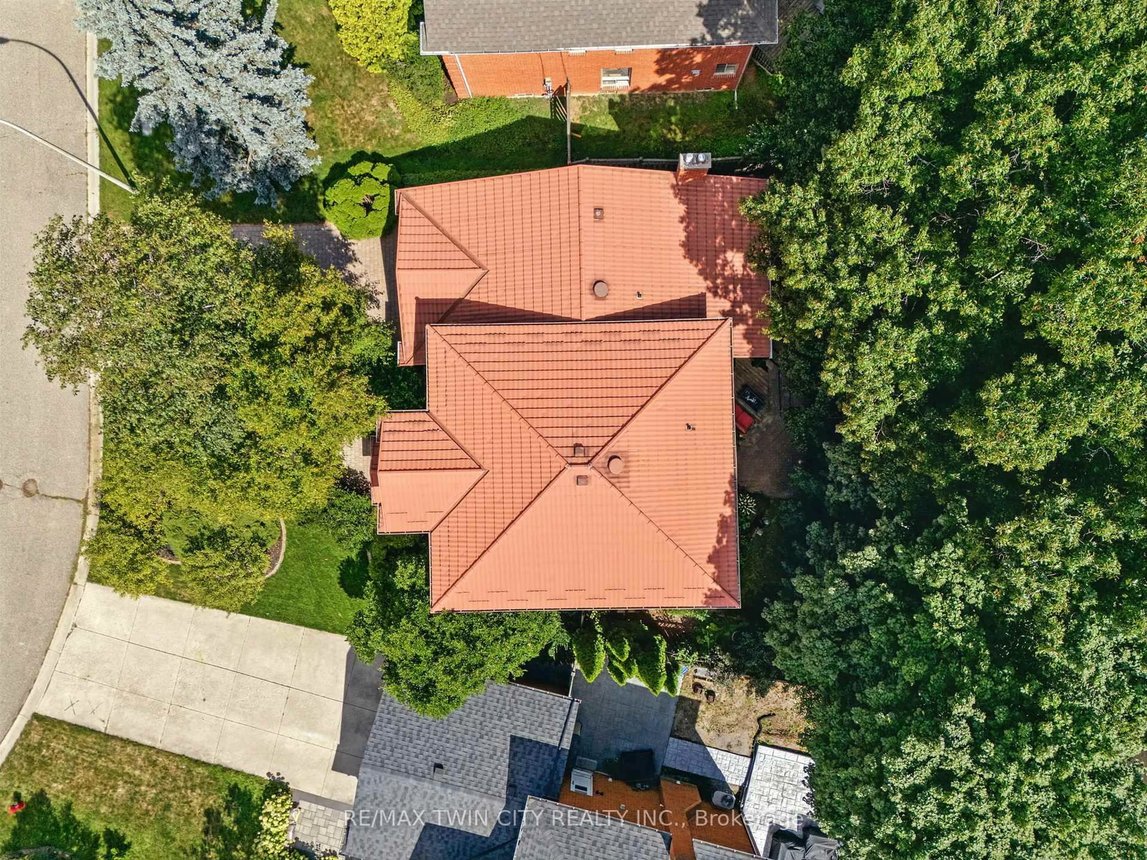 A pic from outside/outdoor area/front of a property/back of a property/a pic from drone, city buildings view from balcony for 91 Abbey Clse, Hamilton Ontario L9G 4K9