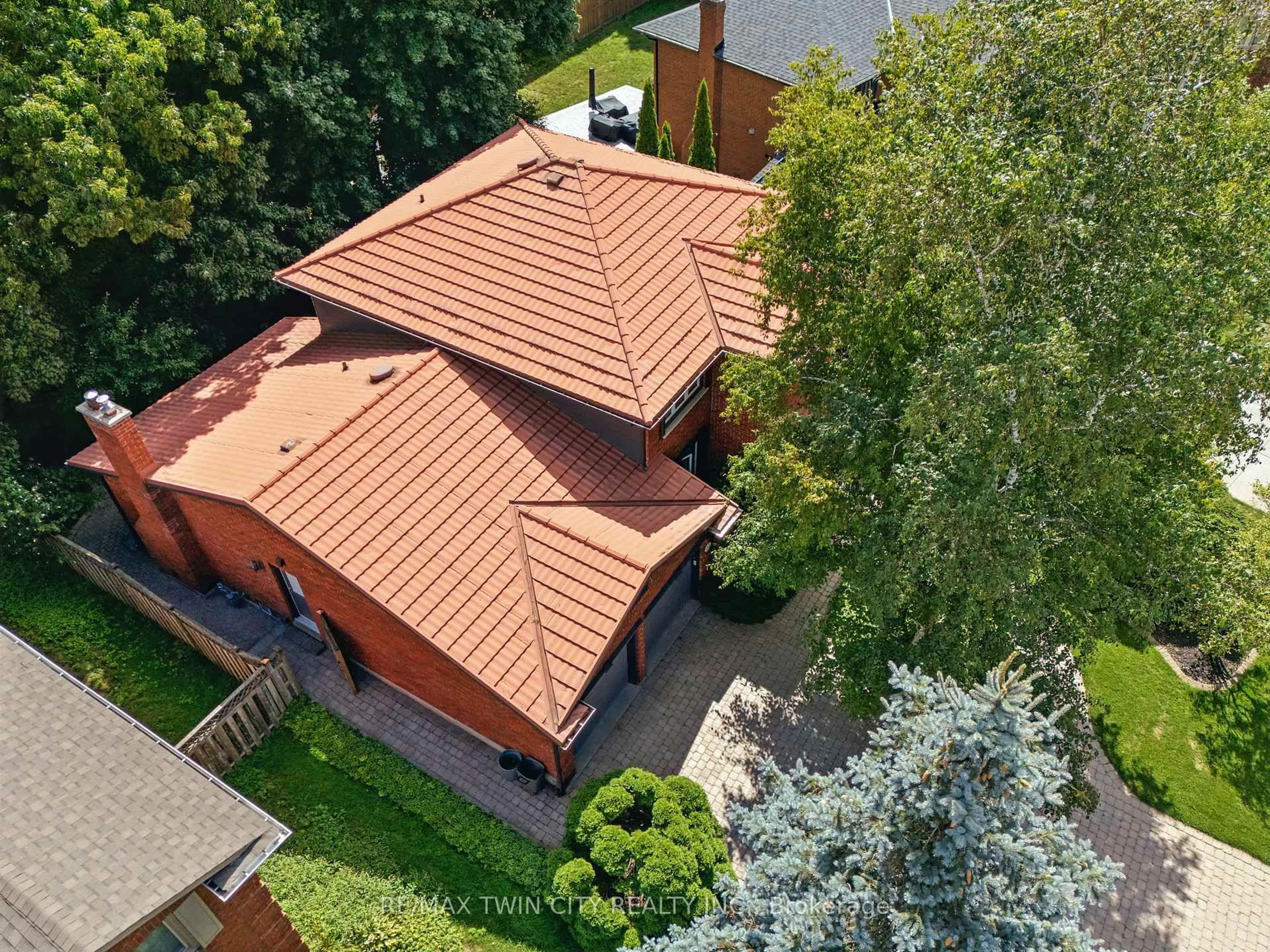 A pic from outside/outdoor area/front of a property/back of a property/a pic from drone, street for 91 Abbey Clse, Hamilton Ontario L9G 4K9