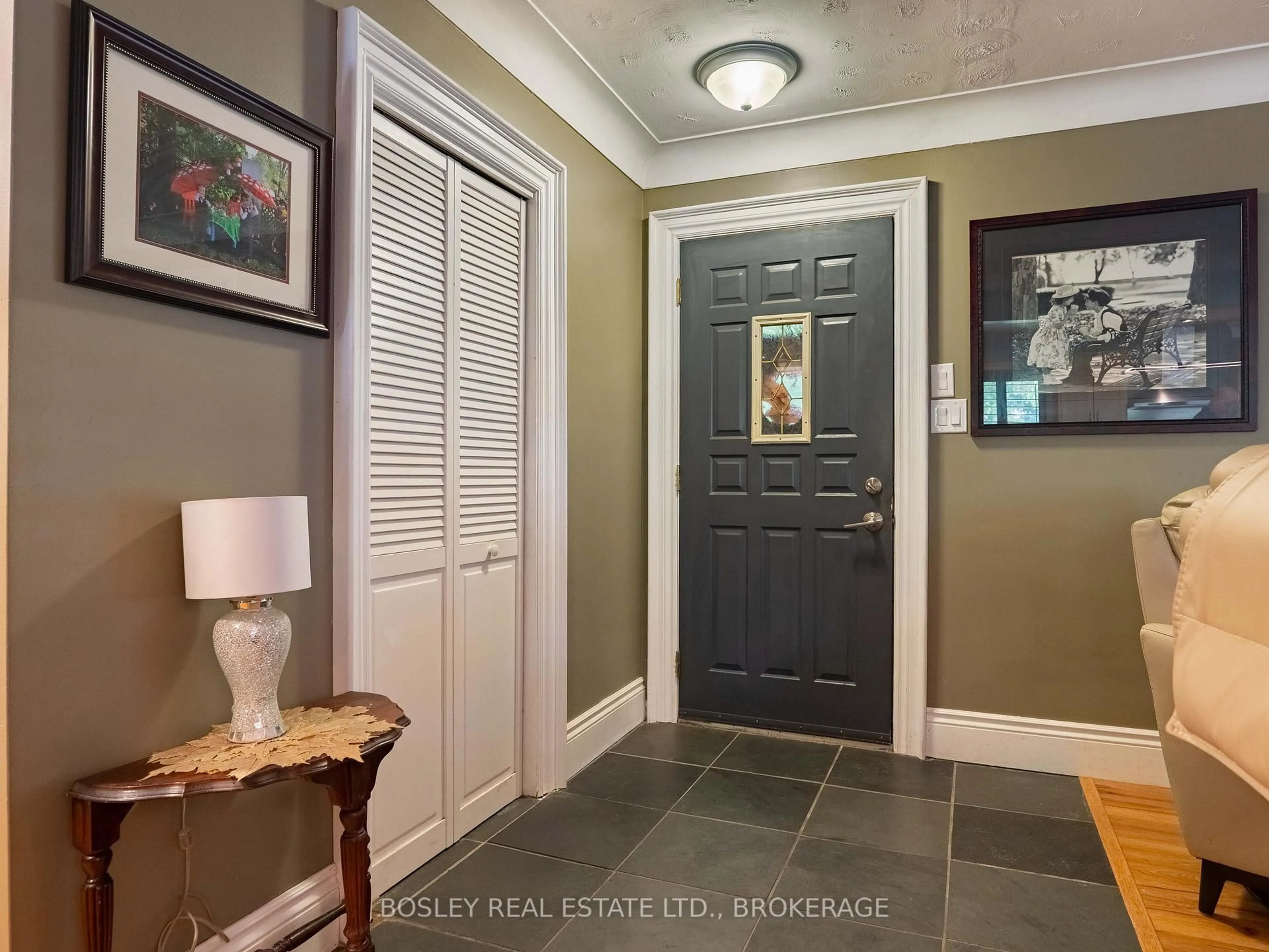 Indoor entryway for 3093 St. Andrew Ave, Niagara Falls Ontario L2J 2R7