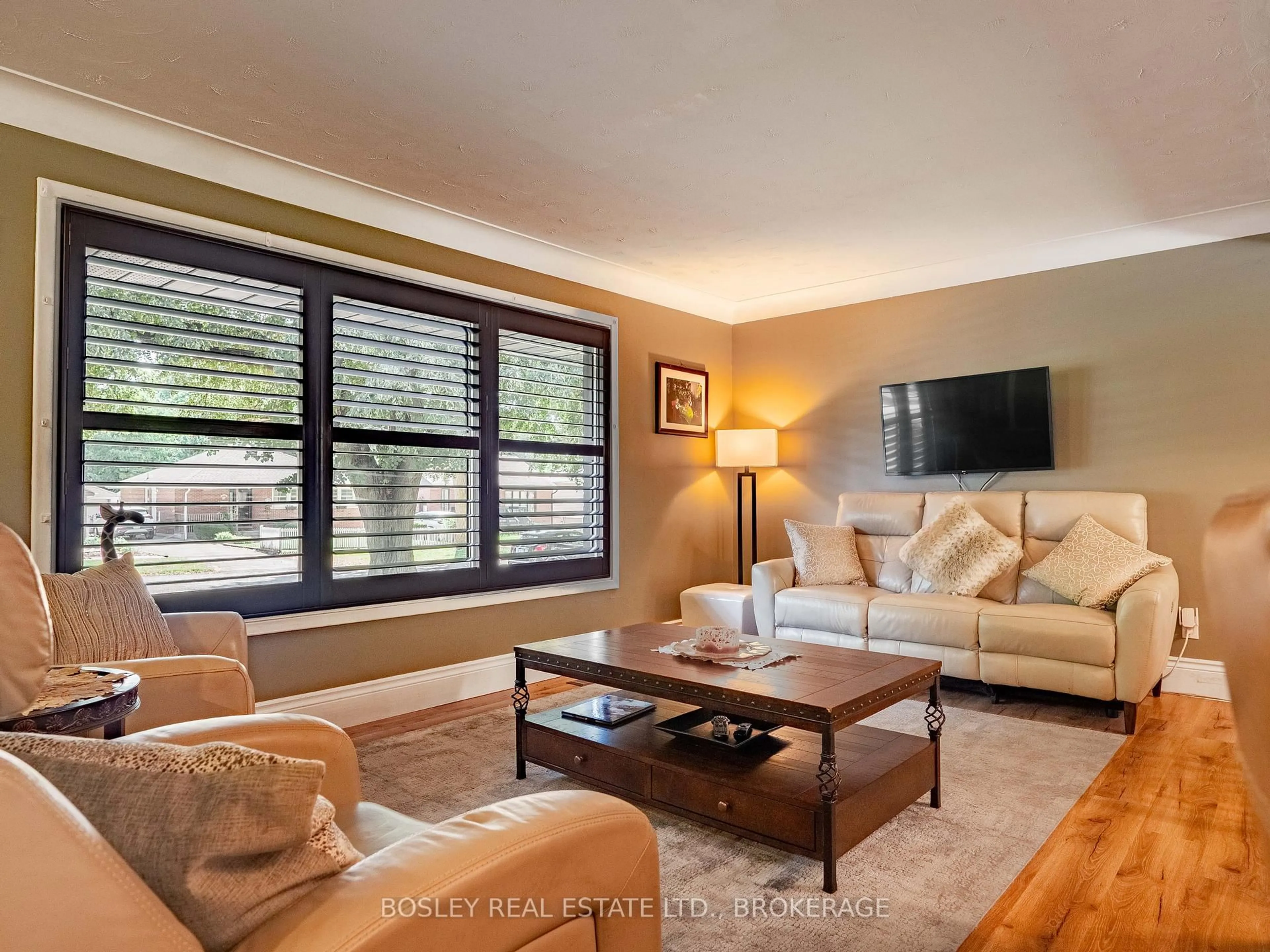 Living room with furniture, wood/laminate floor for 3093 St. Andrew Ave, Niagara Falls Ontario L2J 2R7