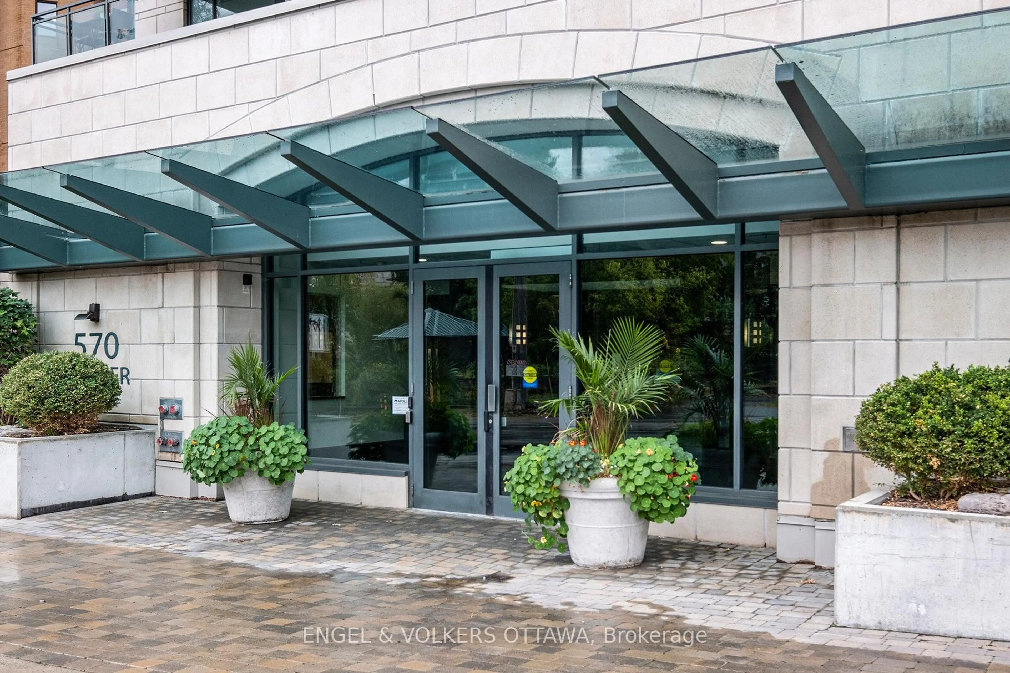 Indoor foyer for 570 Laurier Ave #203, Ottawa Ontario K1R 1C8
