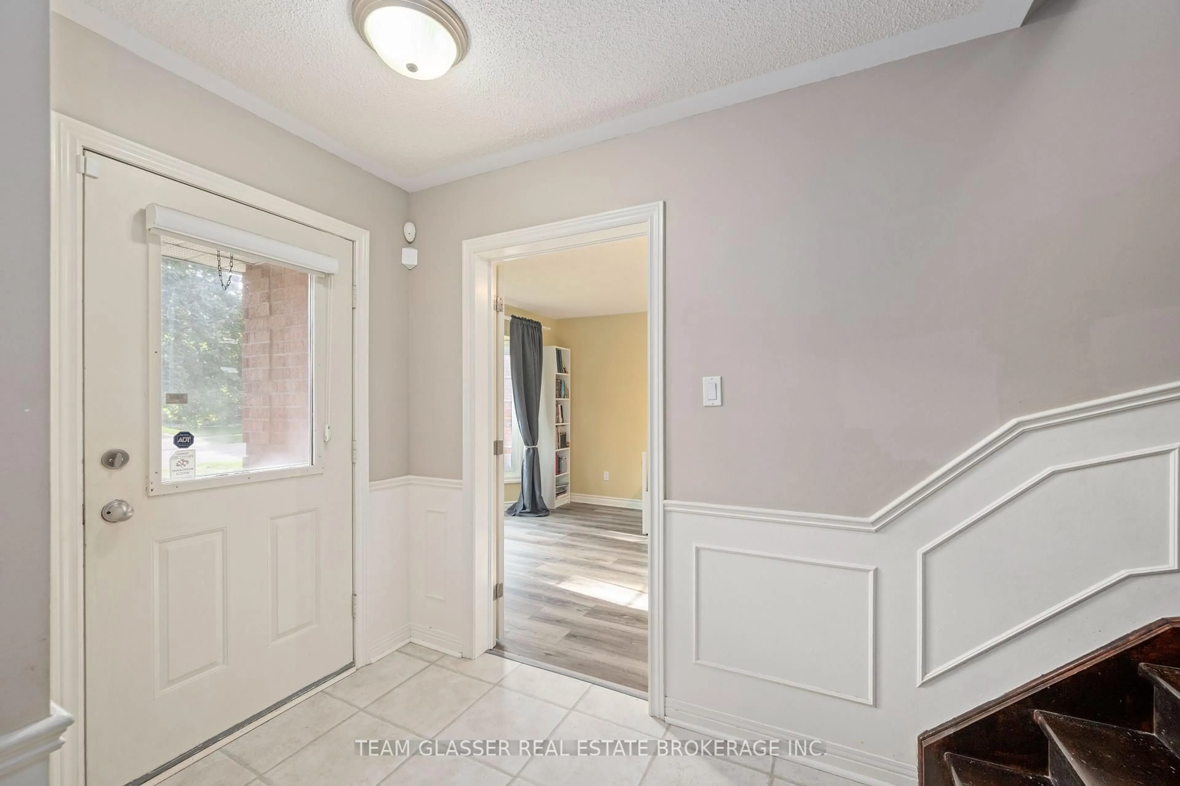 Indoor entryway for 86 JENNIFER Gdns, London North Ontario N5X 3K3