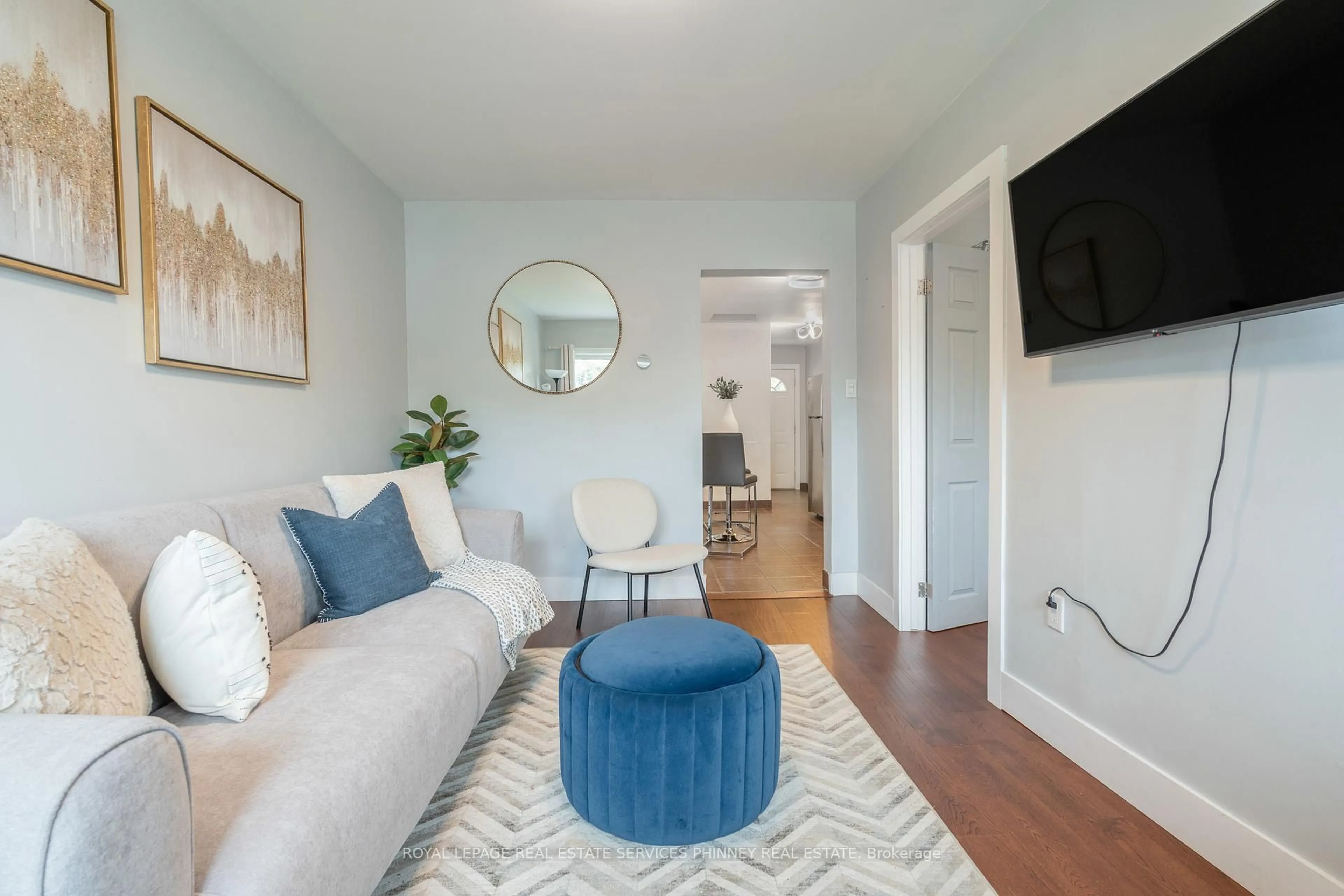 Living room with furniture, unknown for 787 Knox Ave, Hamilton Ontario L8H 6K9