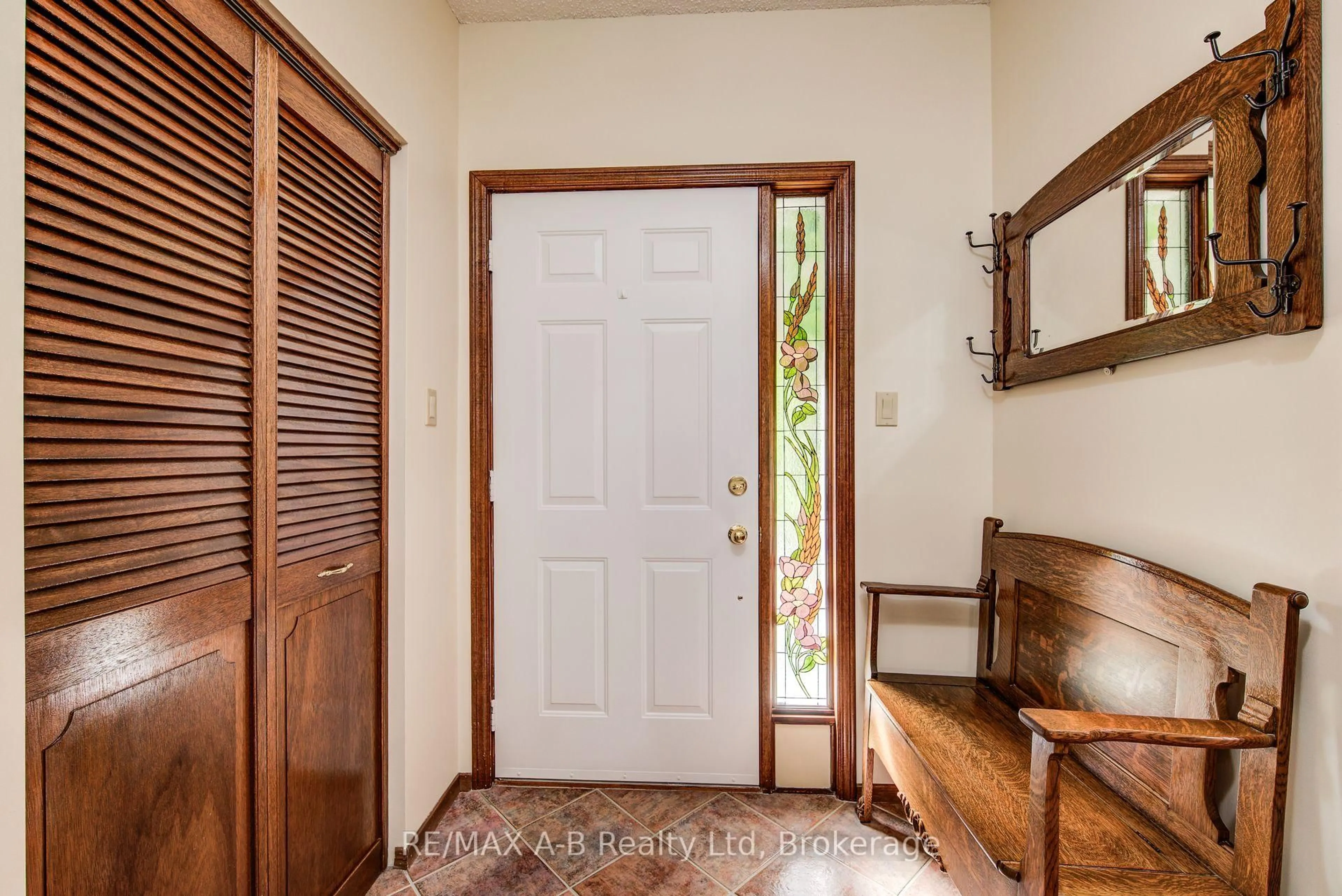 Indoor entryway for 80 Queen St, East Zorra-Tavistock Ontario N0B 2R0