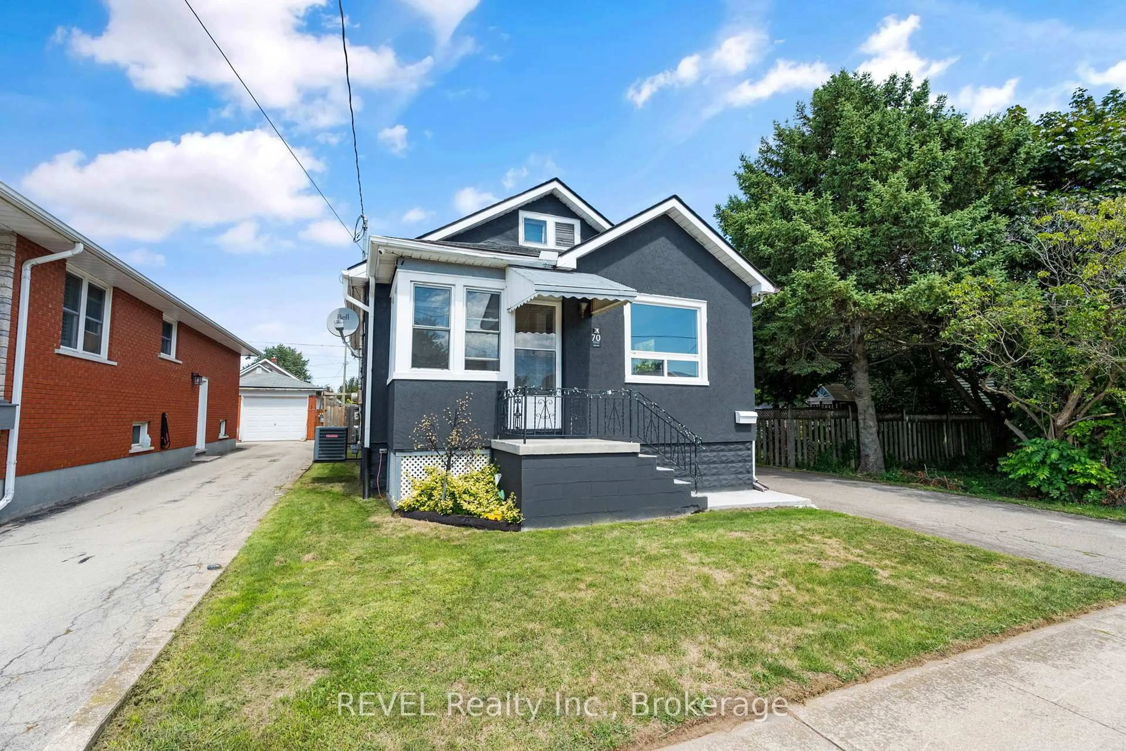 Home with vinyl exterior material, street for 70 Cross St, Port Colborne Ontario L3K 1L2