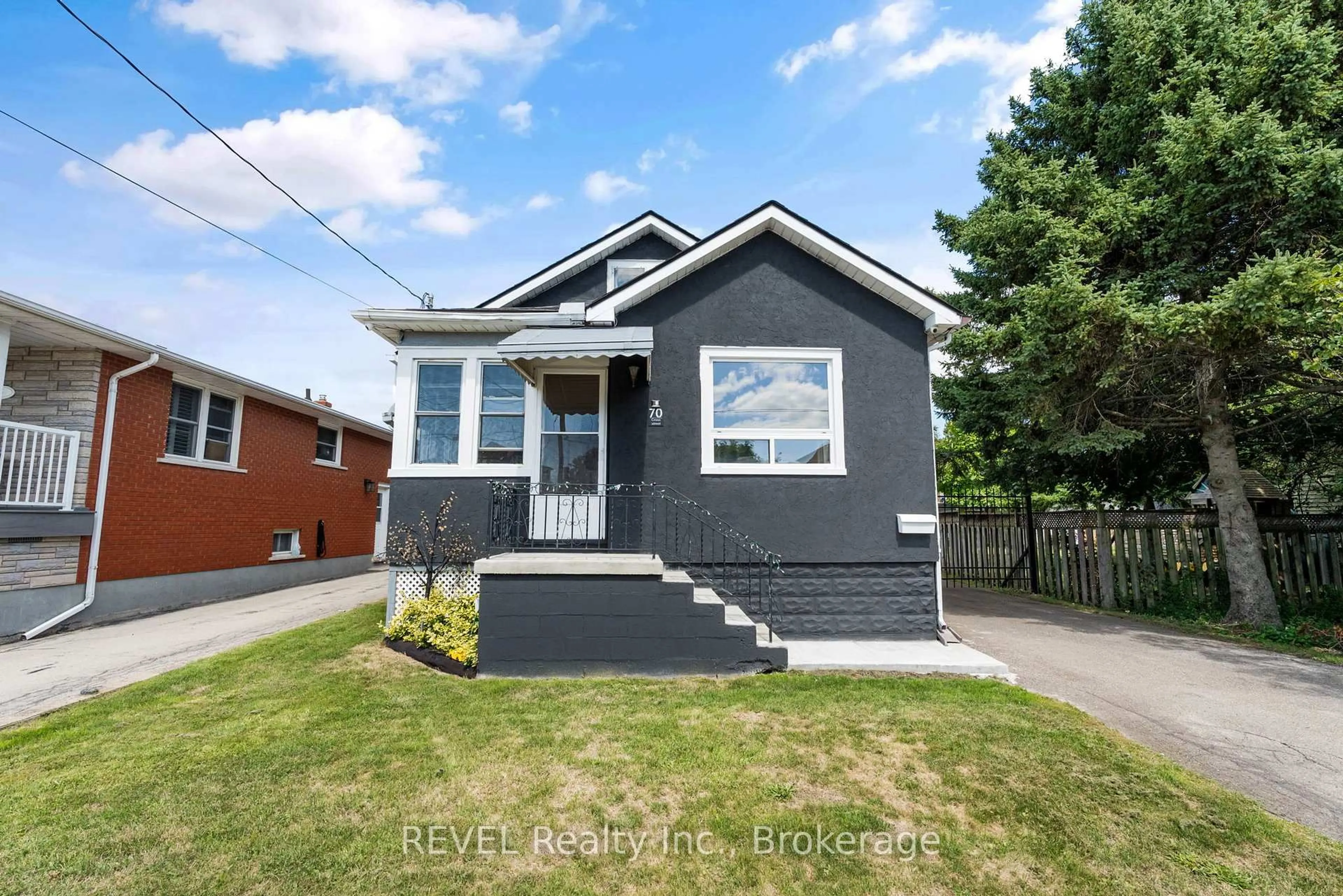 Home with brick exterior material, street for 70 Cross St, Port Colborne Ontario L3K 1L2