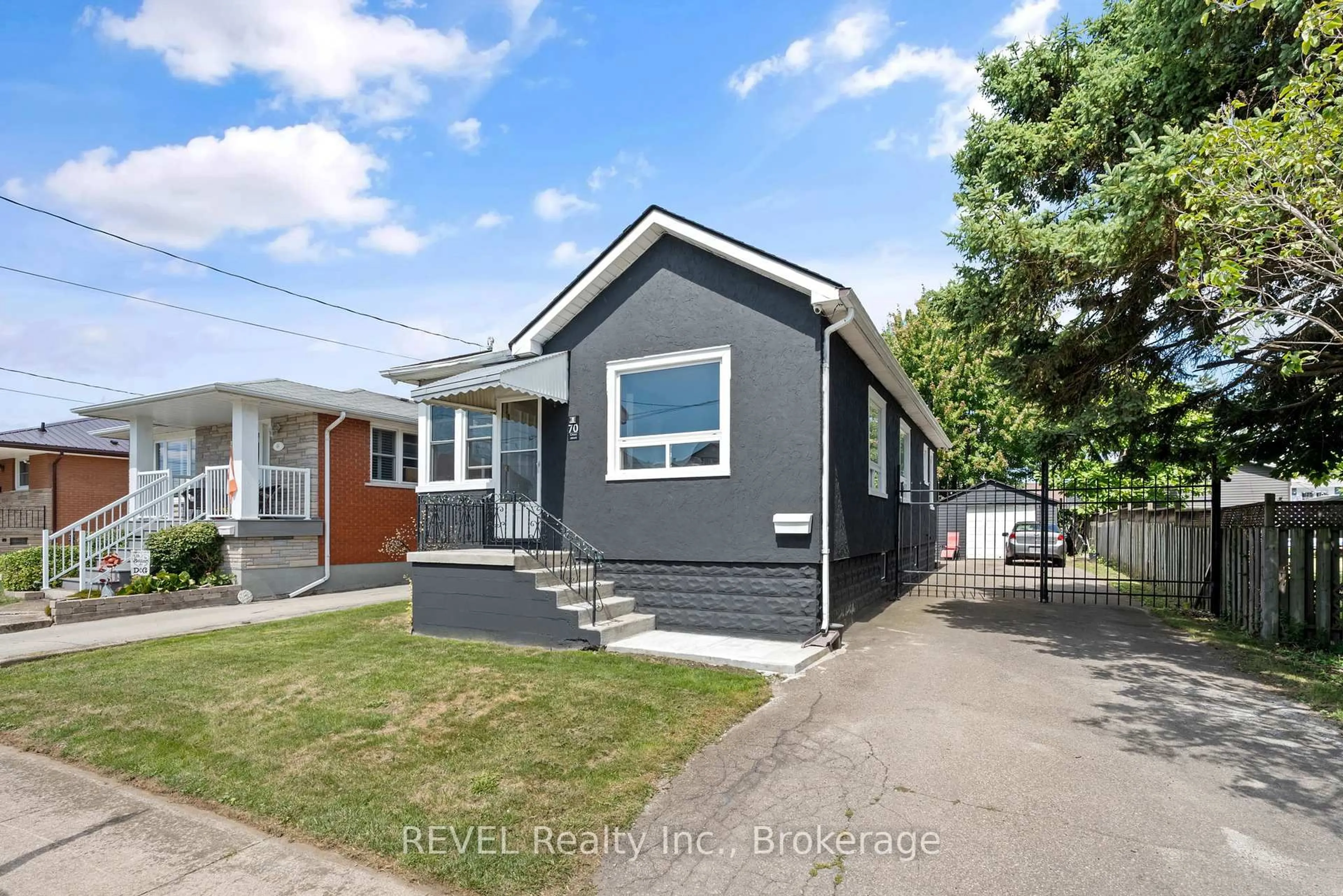 Home with vinyl exterior material, street for 70 Cross St, Port Colborne Ontario L3K 1L2