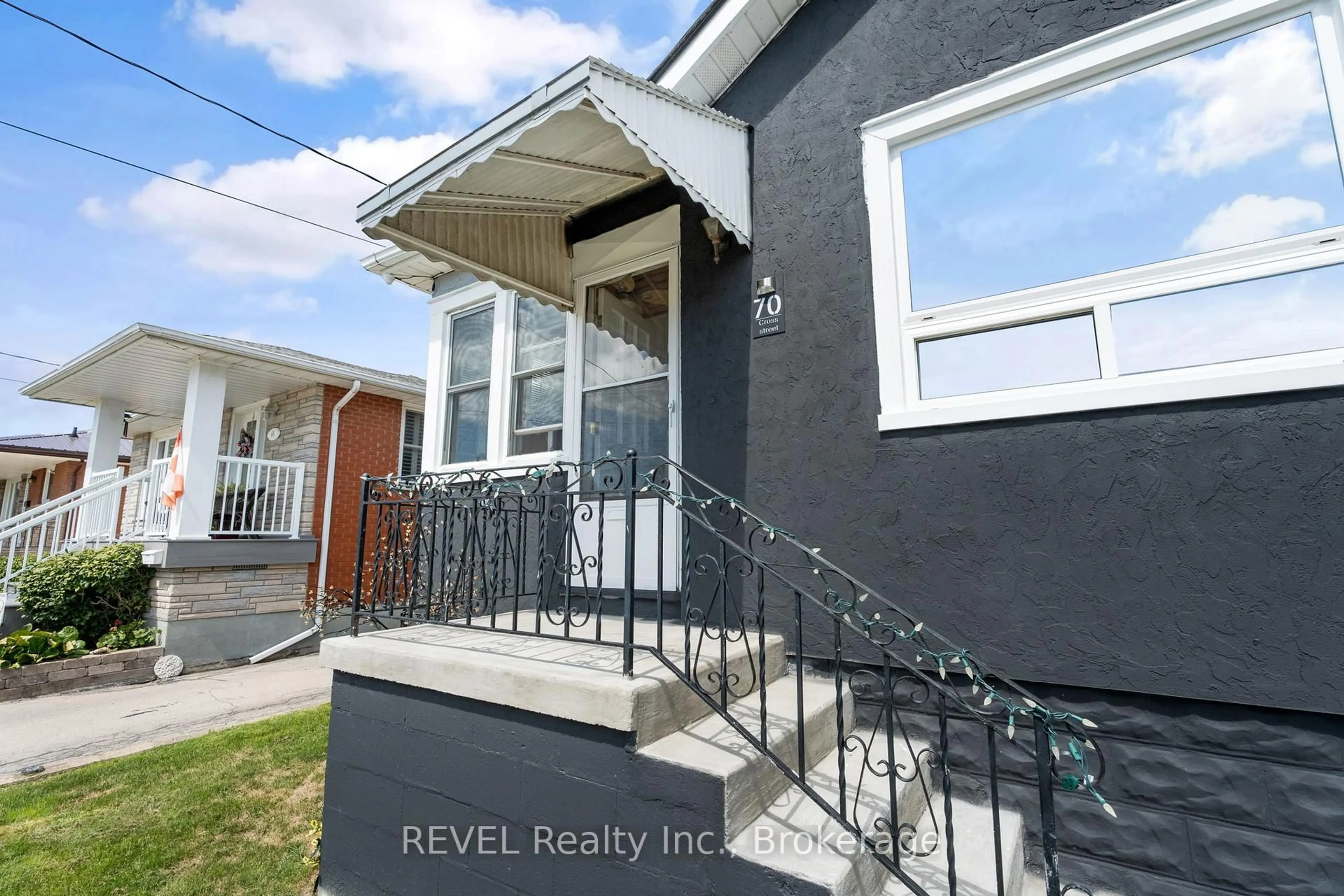 Home with vinyl exterior material, street for 70 Cross St, Port Colborne Ontario L3K 1L2