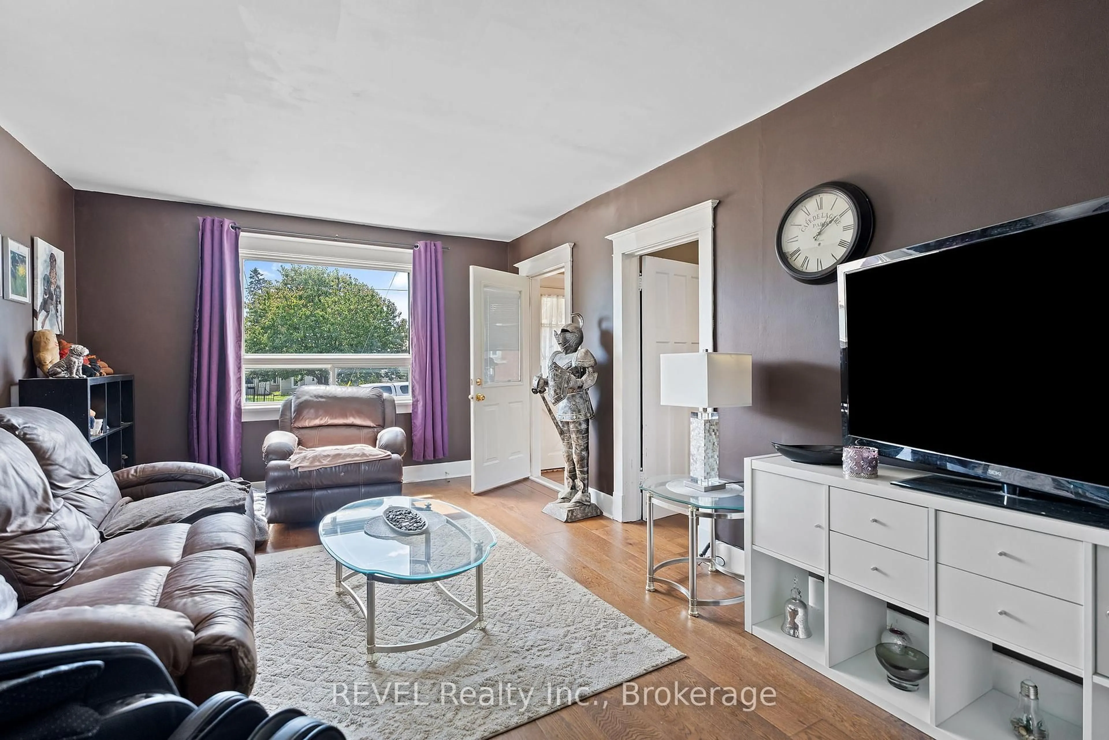 Living room with furniture, wood/laminate floor for 70 Cross St, Port Colborne Ontario L3K 1L2