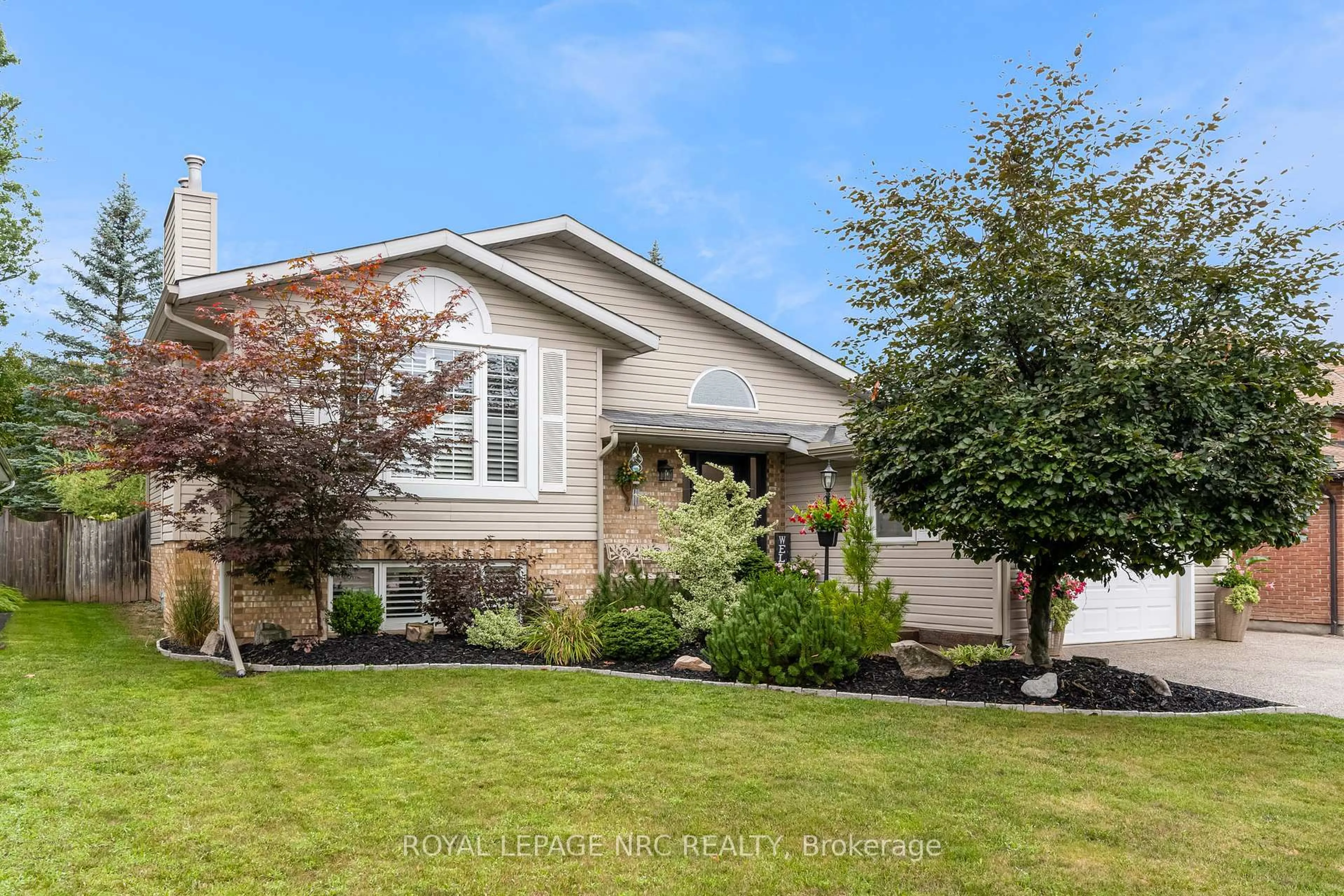 Home with vinyl exterior material, street for 8 Stefanie Cres, Welland Ontario L3C 6X6