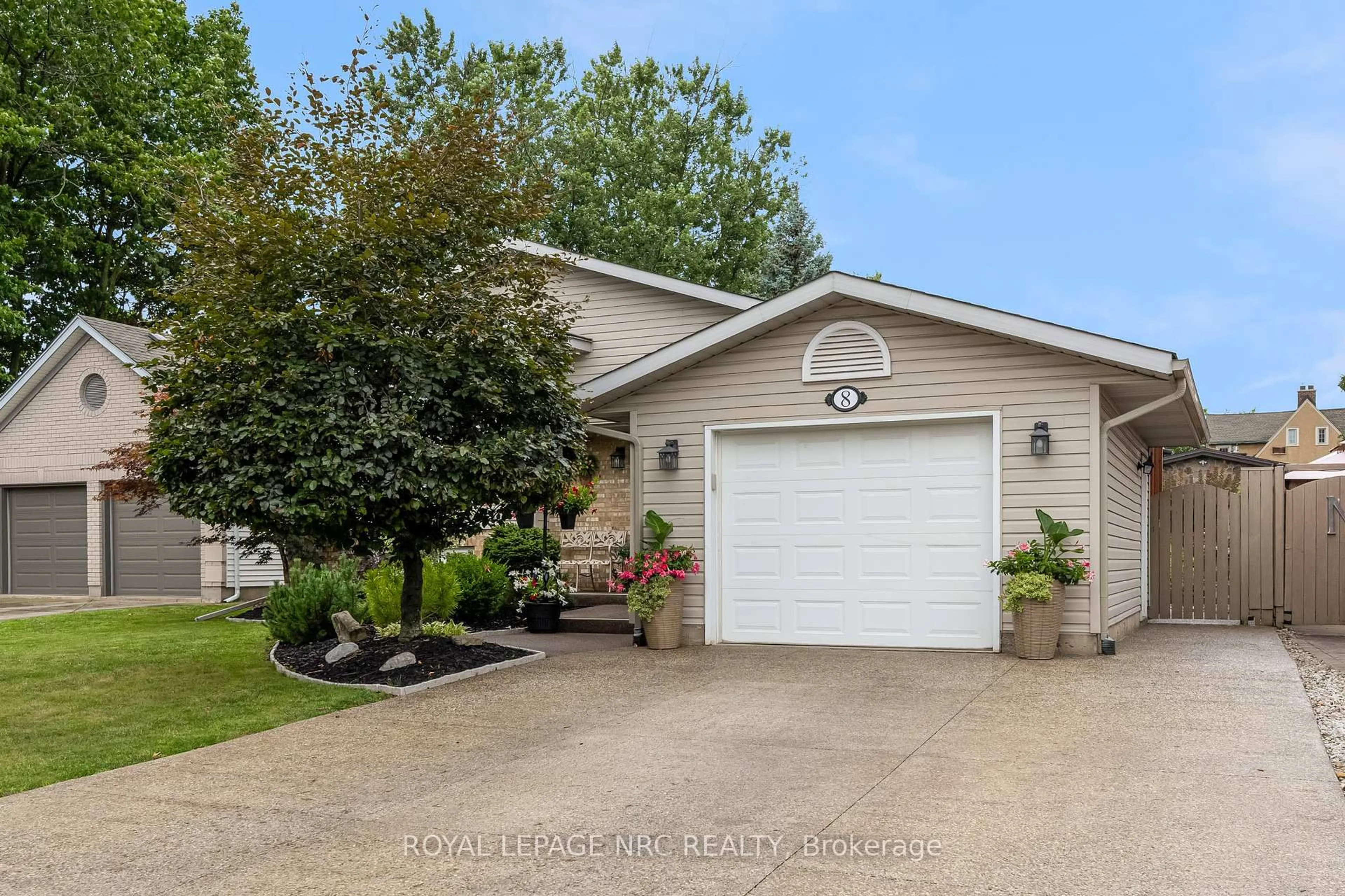 Indoor garage for 8 Stefanie Cres, Welland Ontario L3C 6X6