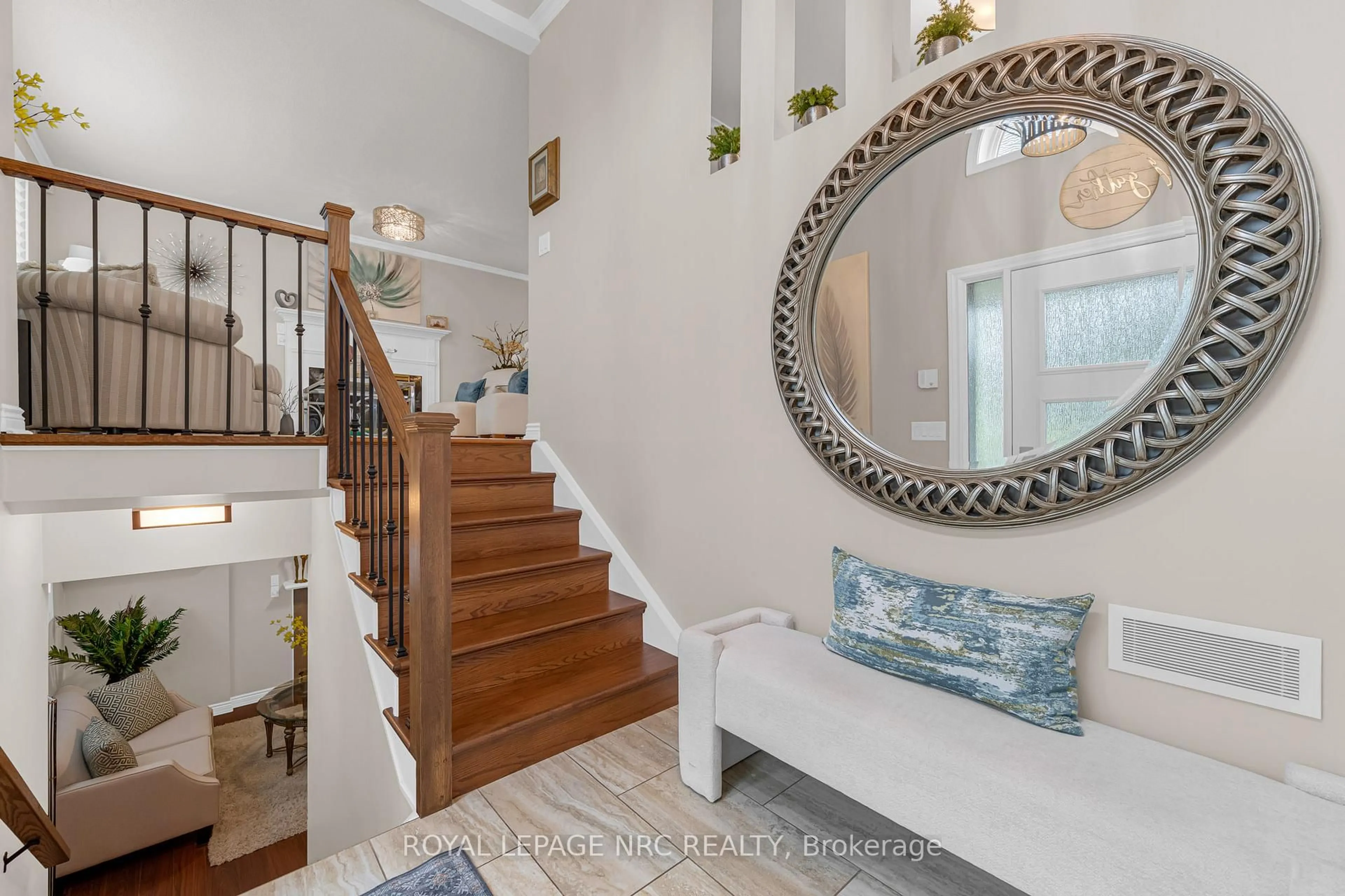 Indoor entryway for 8 Stefanie Cres, Welland Ontario L3C 6X6