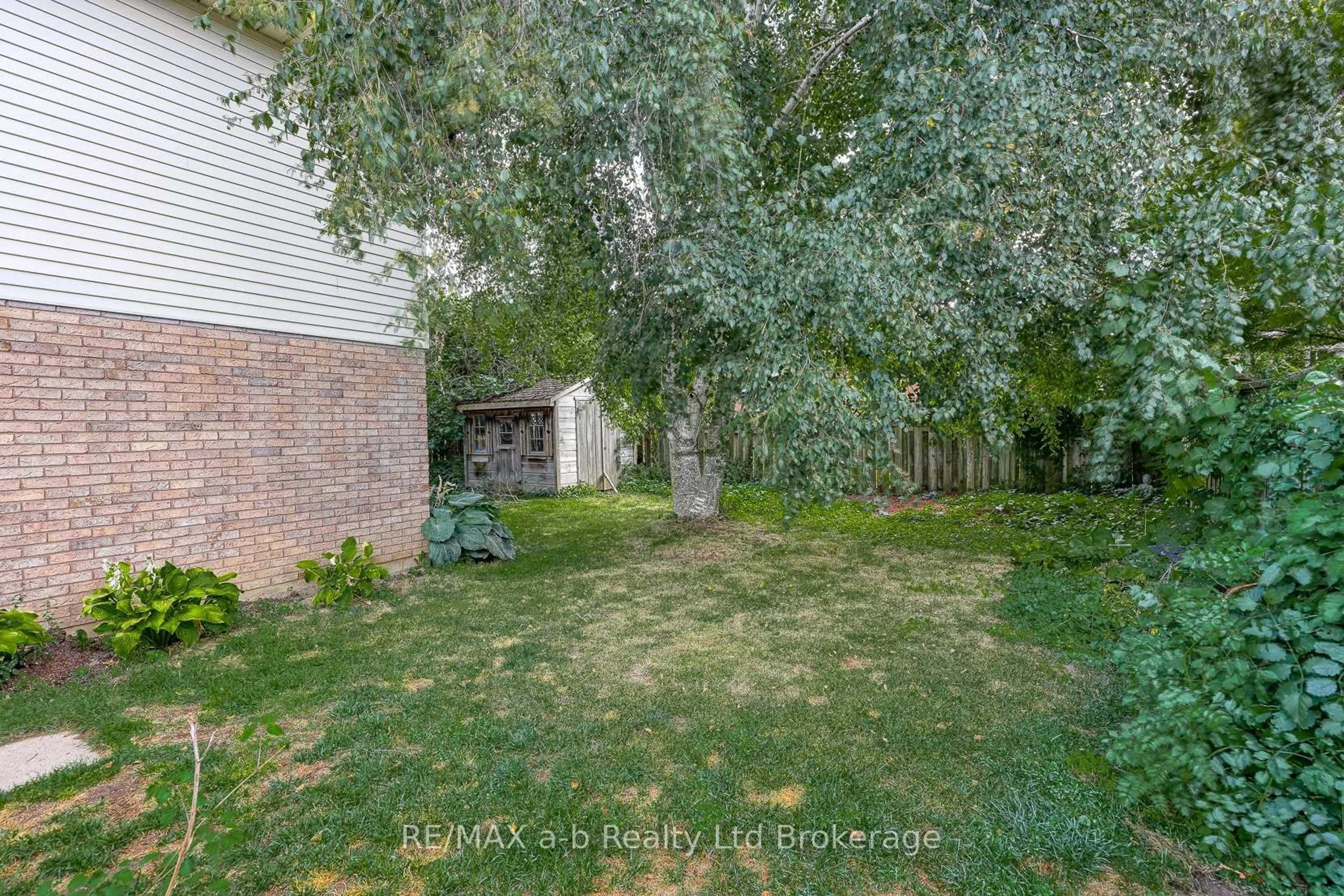 A pic from outside/outdoor area/front of a property/back of a property/a pic from drone, unknown for 42 John Davies Dr, Woodstock Ontario N4T 1N3