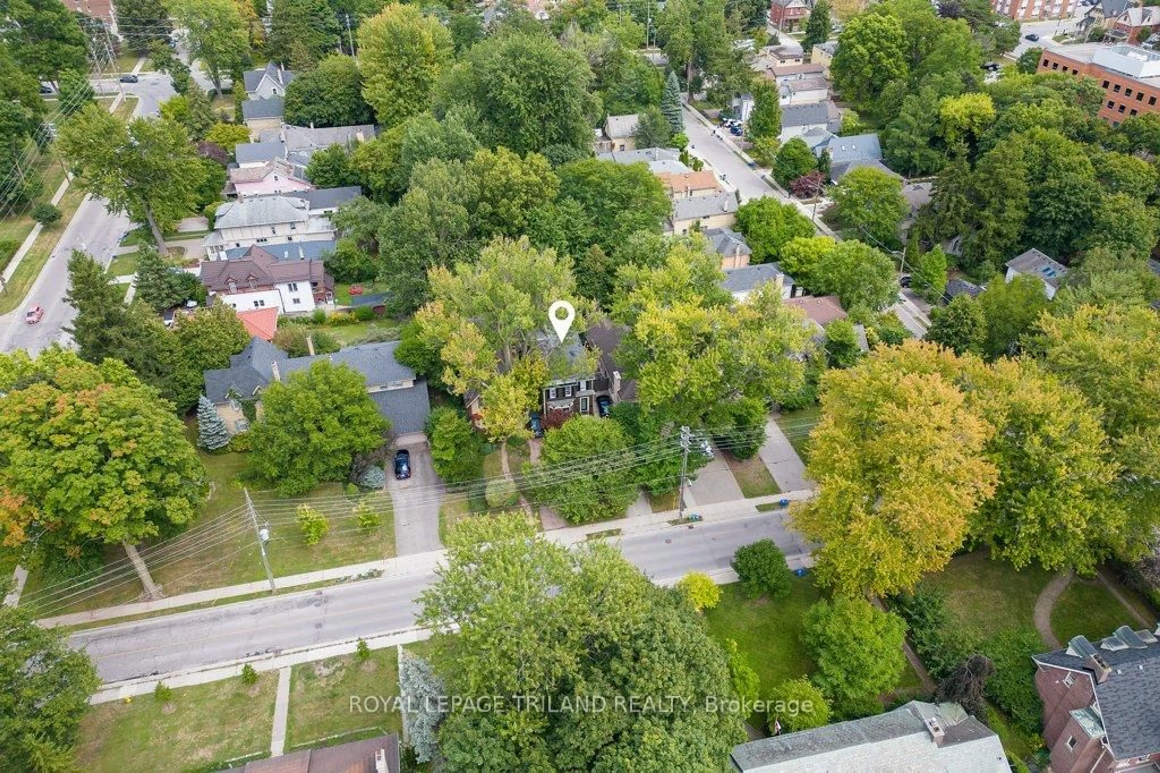 A pic from outside/outdoor area/front of a property/back of a property/a pic from drone, unknown for 818 Talbot St, London East Ontario N6A 2V8