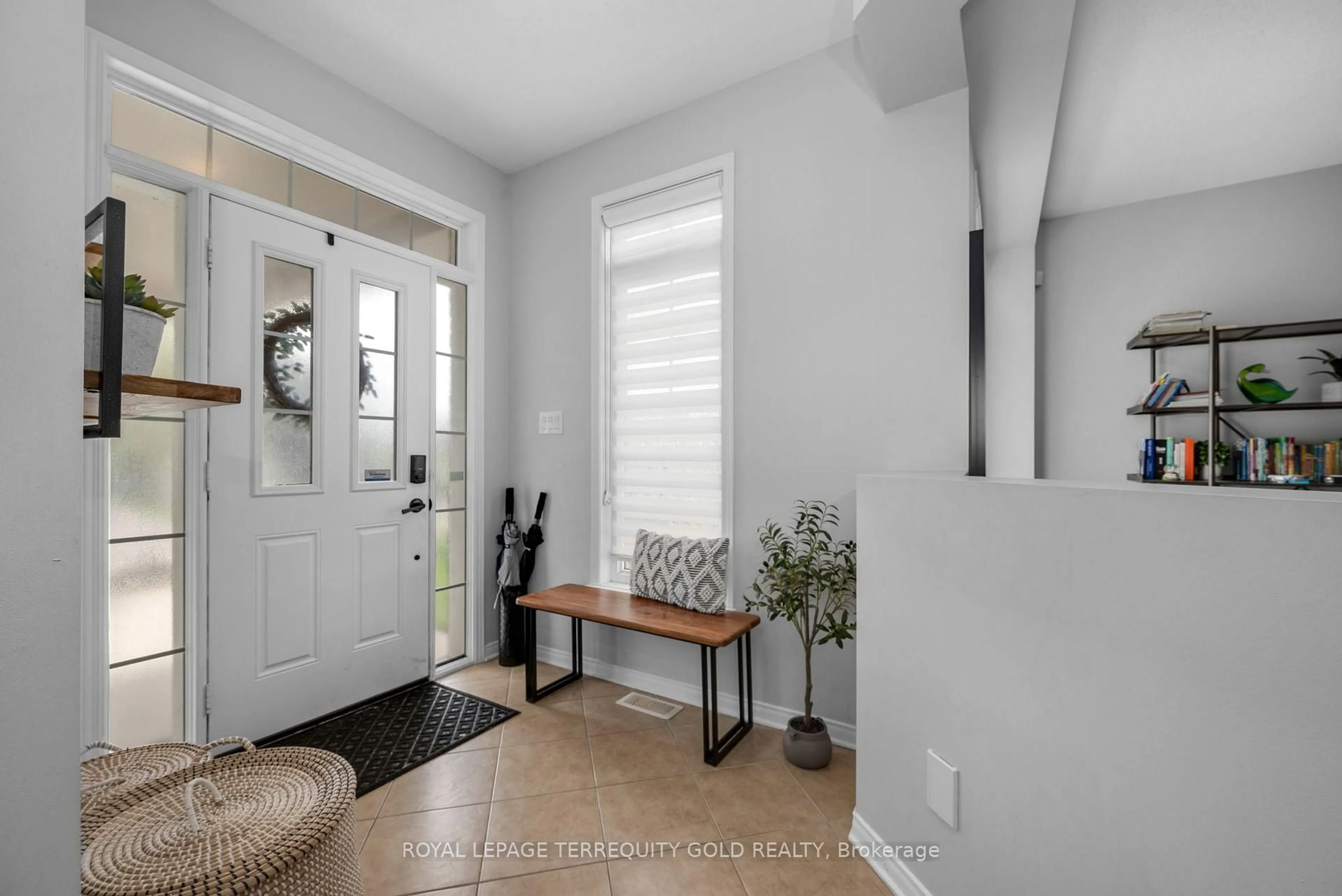 Indoor entryway for 433 Callisto Way, Ottawa Ontario K2J 0Z3