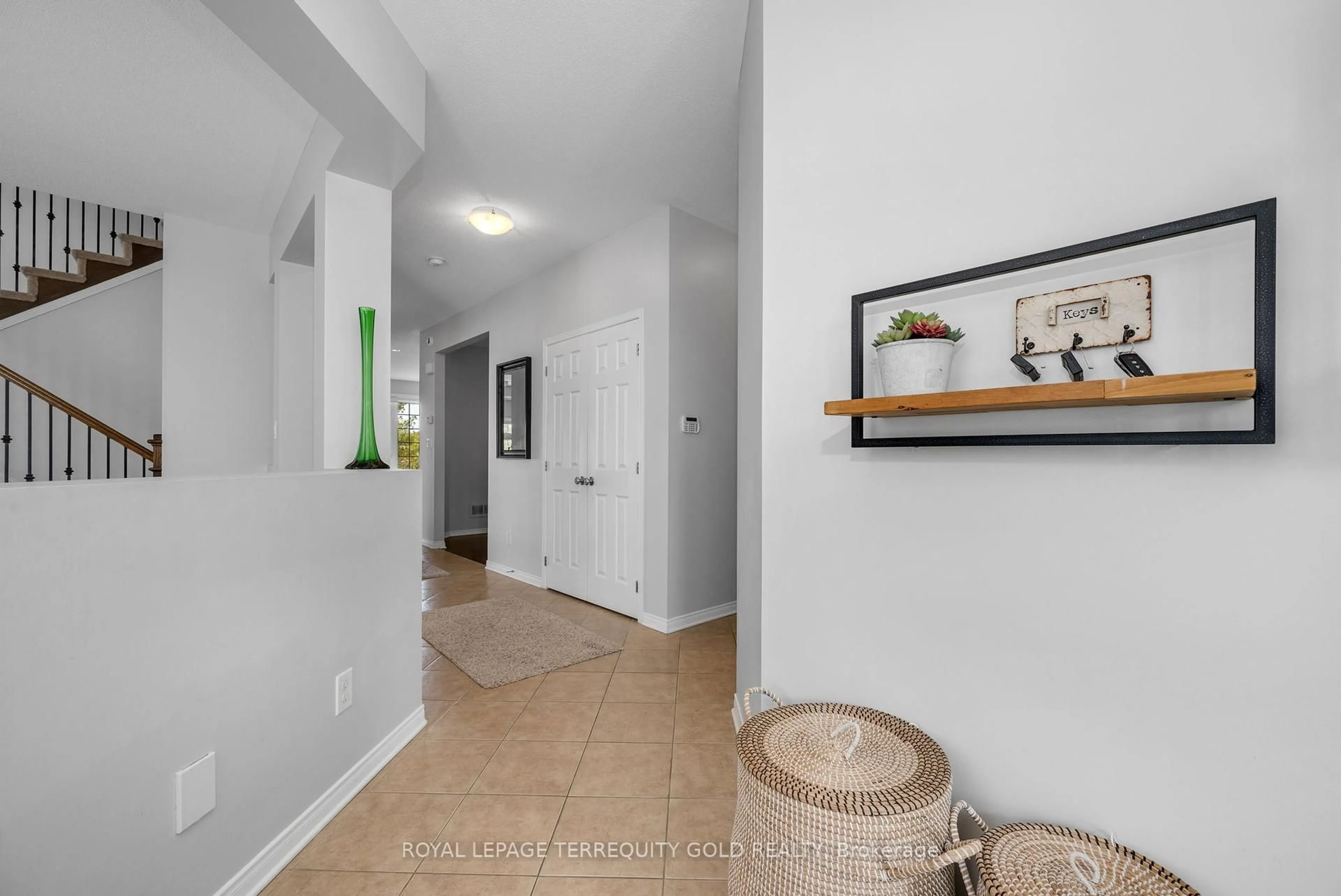 Indoor entryway for 433 Callisto Way, Ottawa Ontario K2J 0Z3