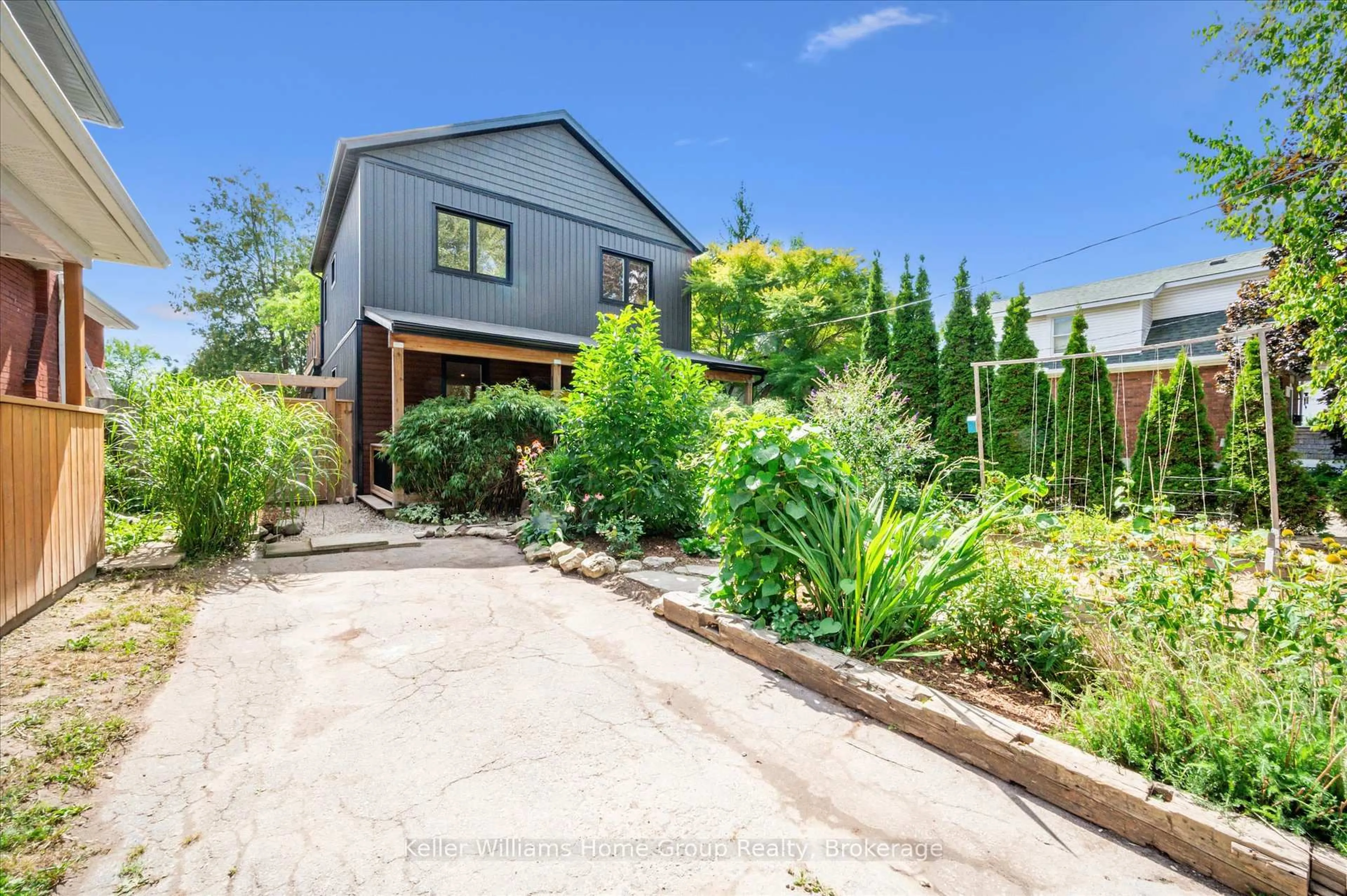 A pic from outside/outdoor area/front of a property/back of a property/a pic from drone, street for 86 Northumberland St, Guelph Ontario N1H 3A8