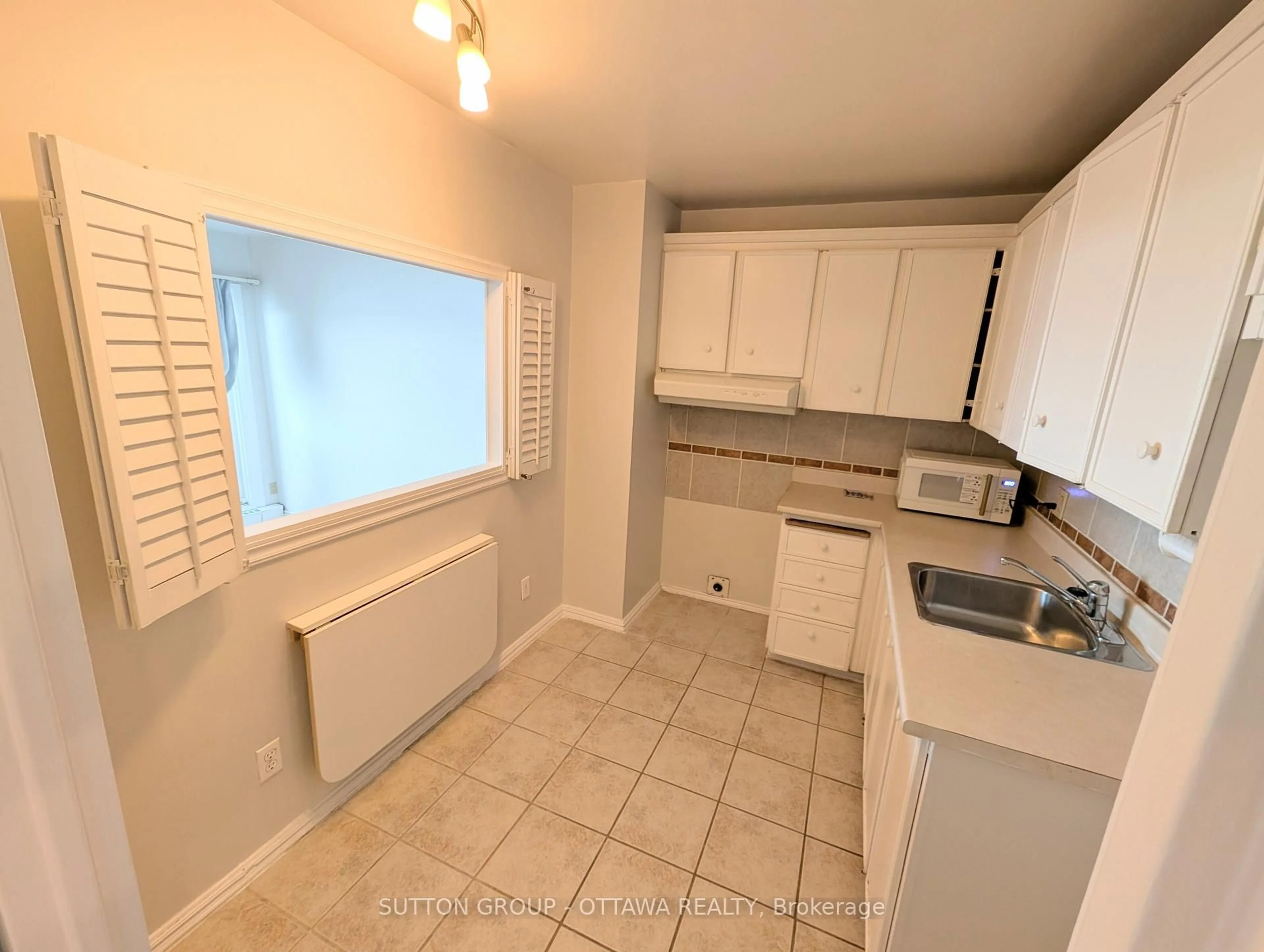 Standard kitchen, ceramic/tile floor for 1081 Ambleside Dr #2512, Ottawa Ontario K2B 8C8