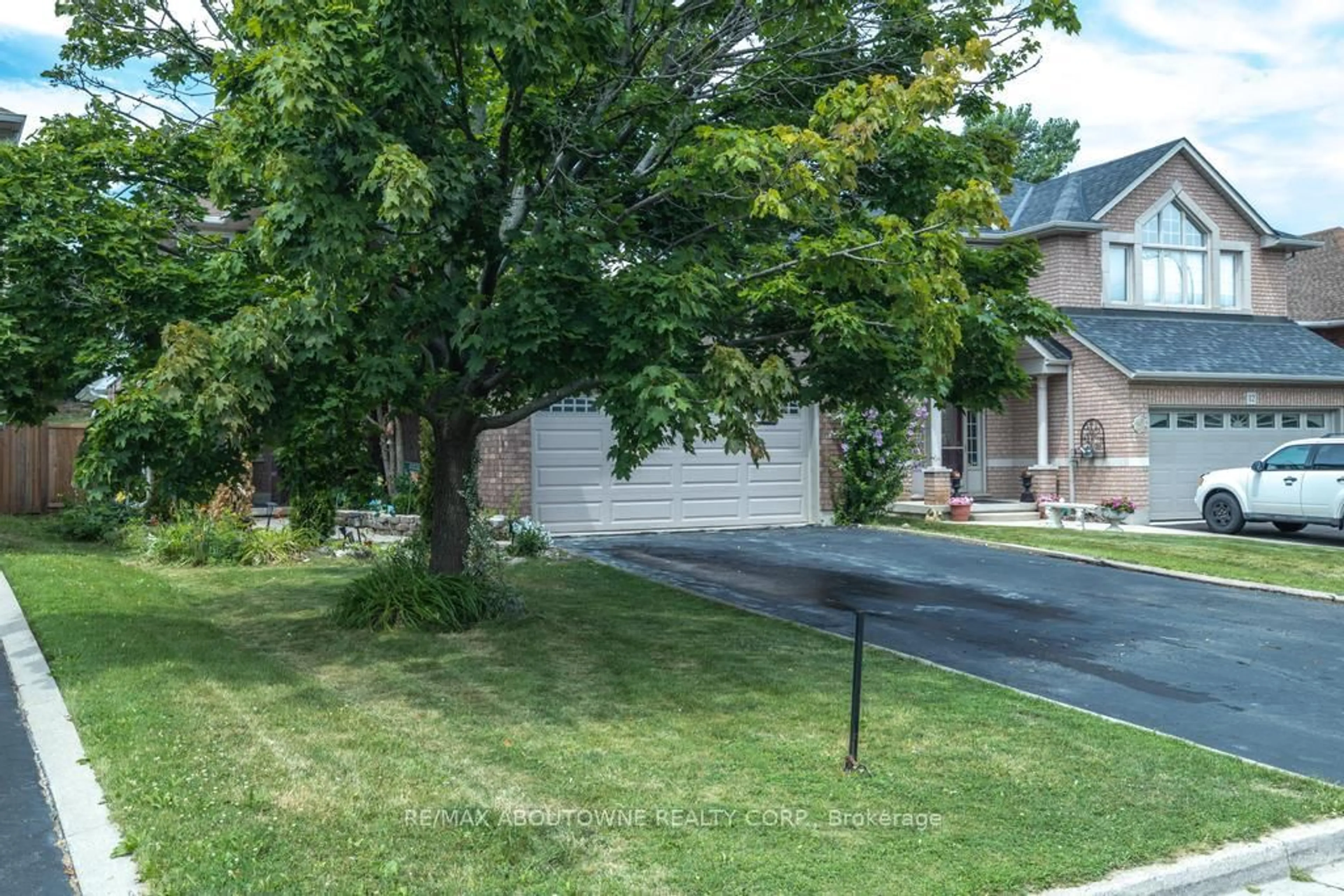 A pic from outside/outdoor area/front of a property/back of a property/a pic from drone, street for 14 SABLE Dr, Hamilton Ontario L9K 1K9