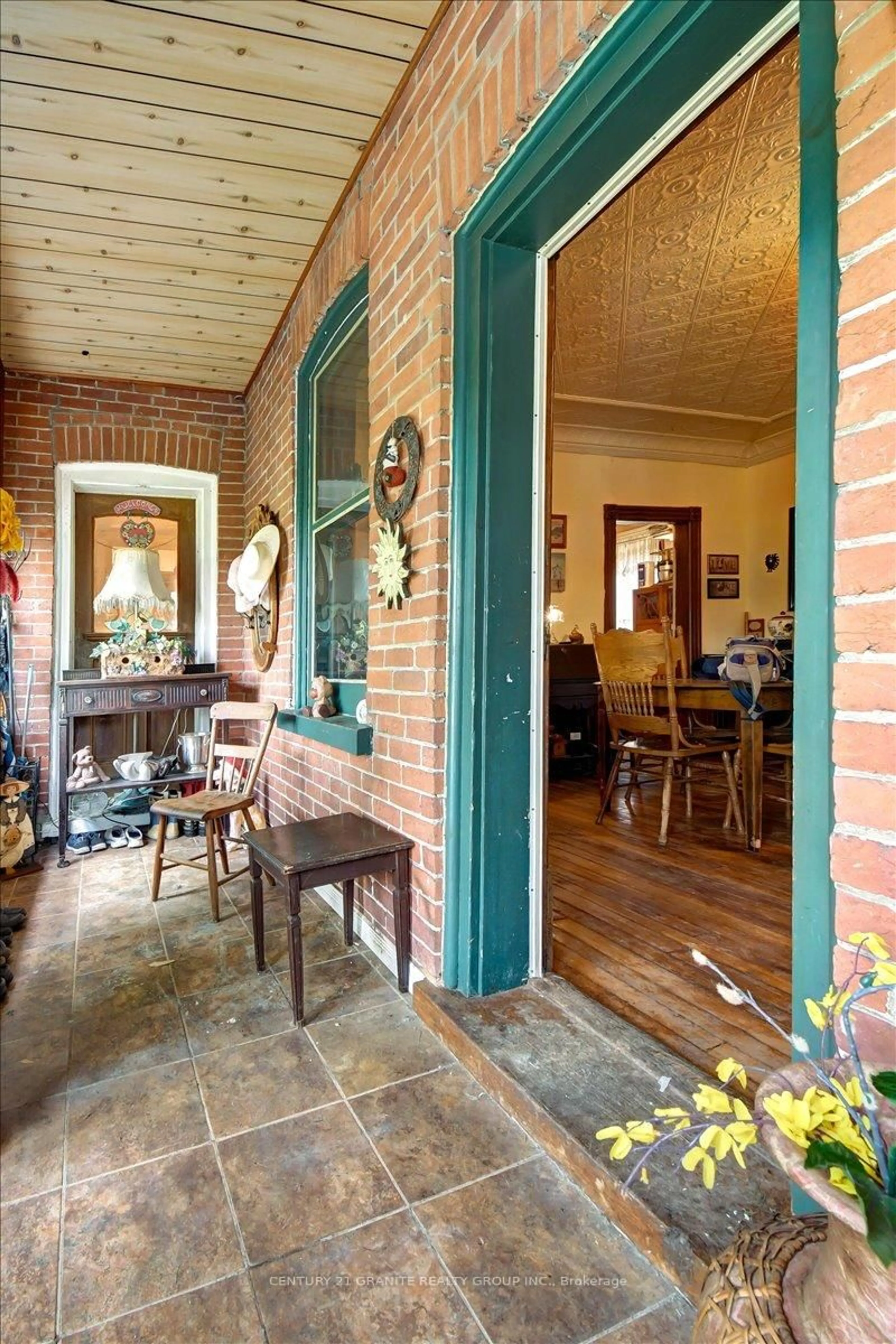 Indoor entryway for 232 Union Rd, Madoc Ontario K0K 1Y0
