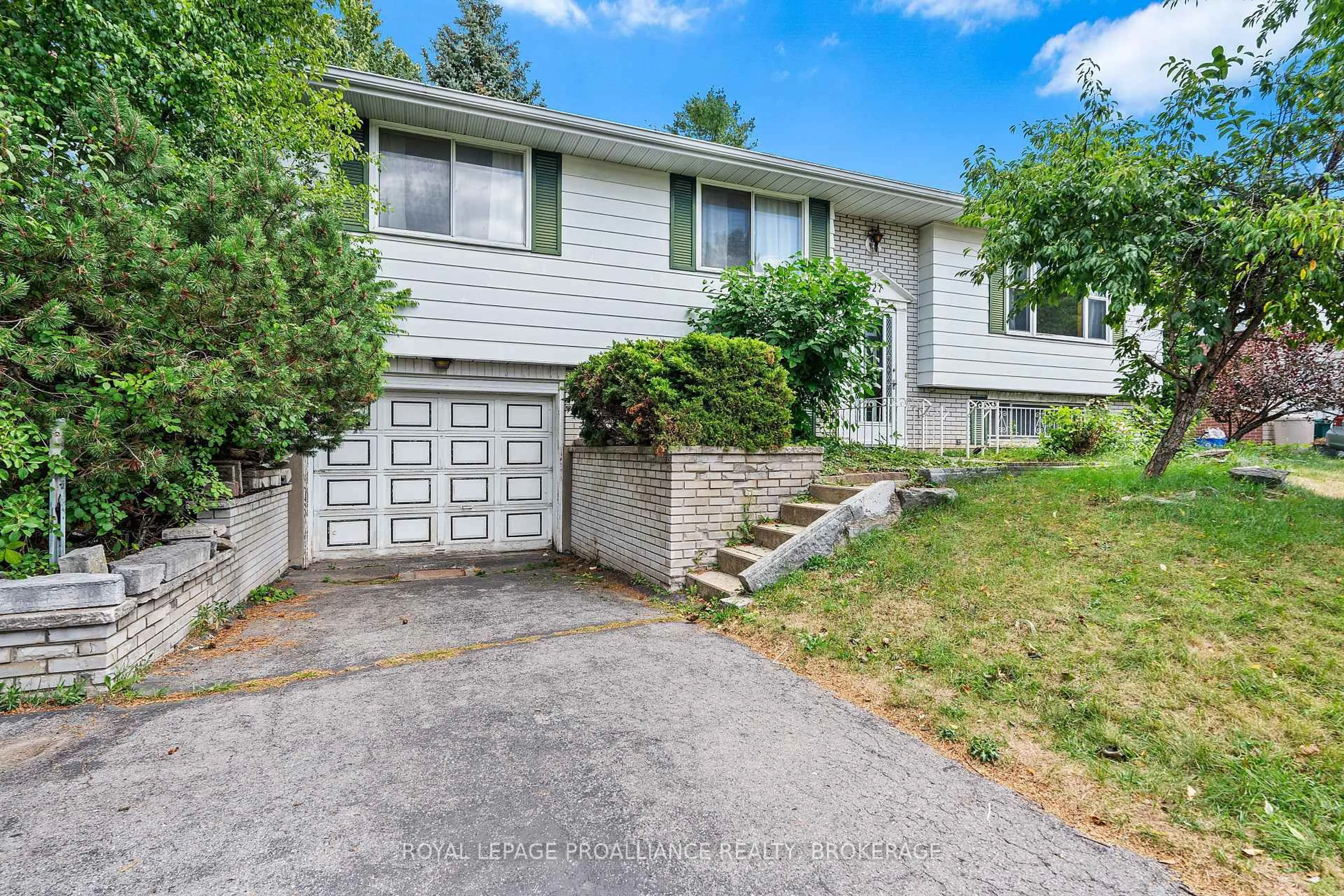 Home with vinyl exterior material, street for 327 Avenue Rd, Kingston Ontario K7M 1C8