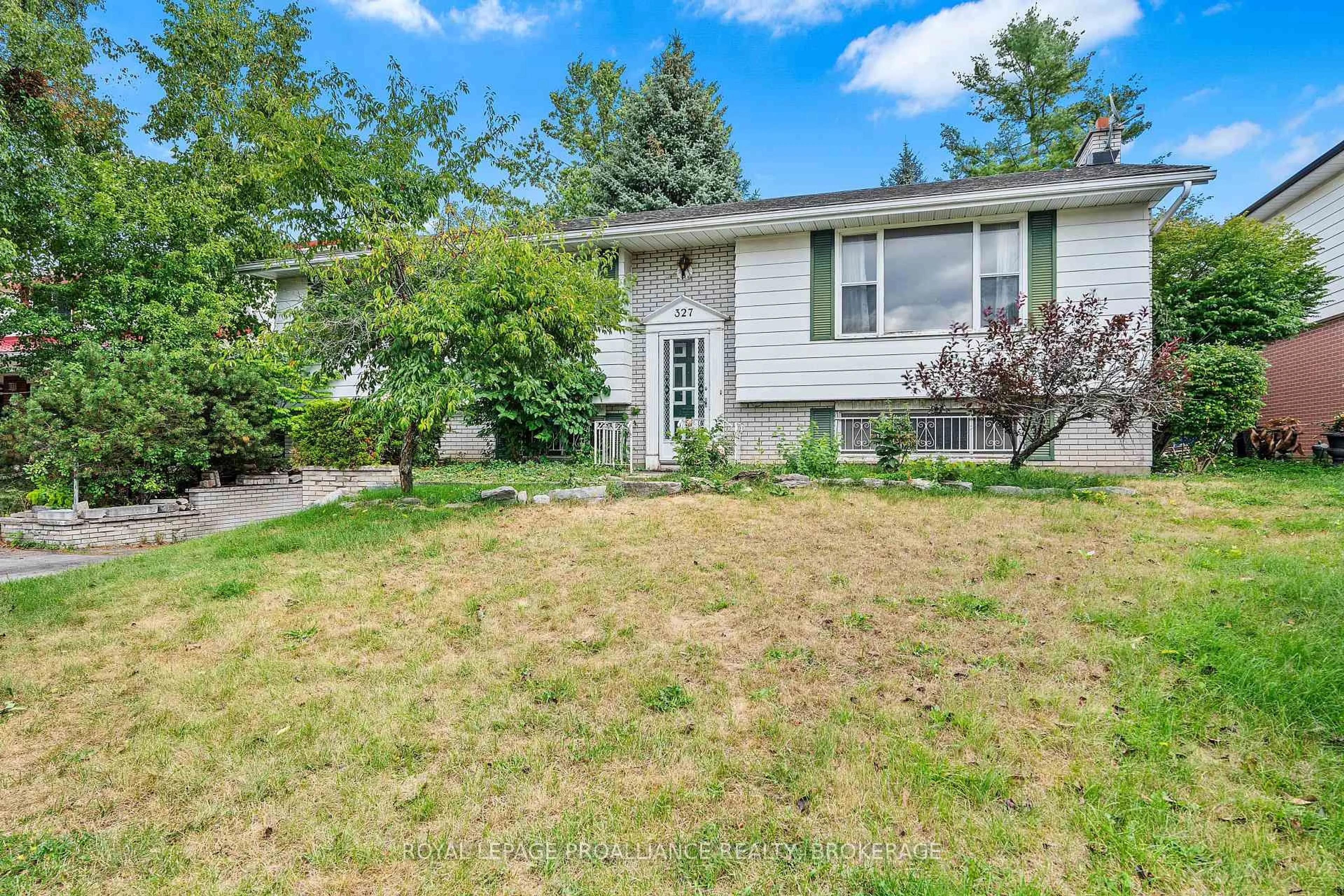 Home with vinyl exterior material, street for 327 Avenue Rd, Kingston Ontario K7M 1C8