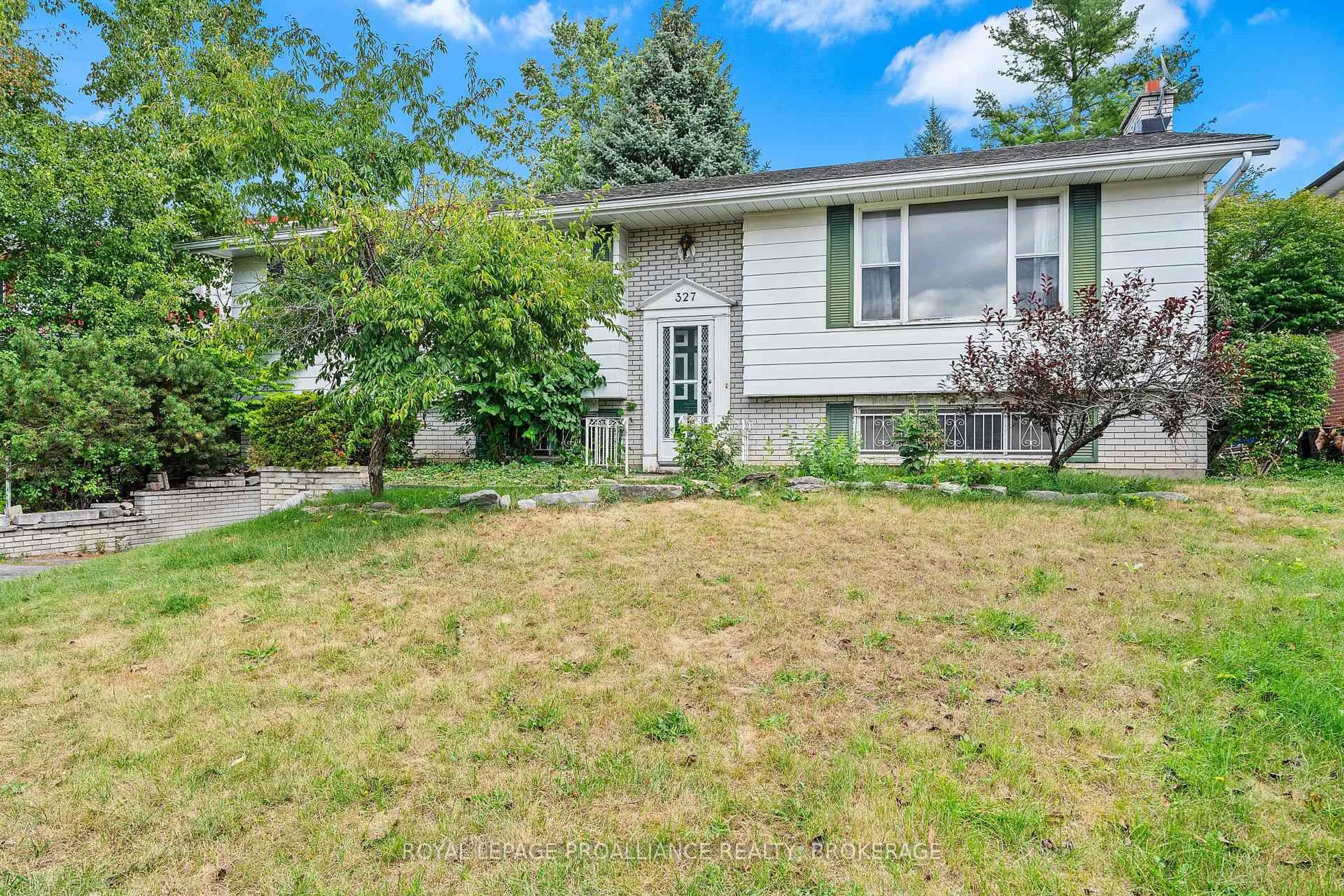 Home with vinyl exterior material, street for 327 Avenue Rd, Kingston Ontario K7M 1C8