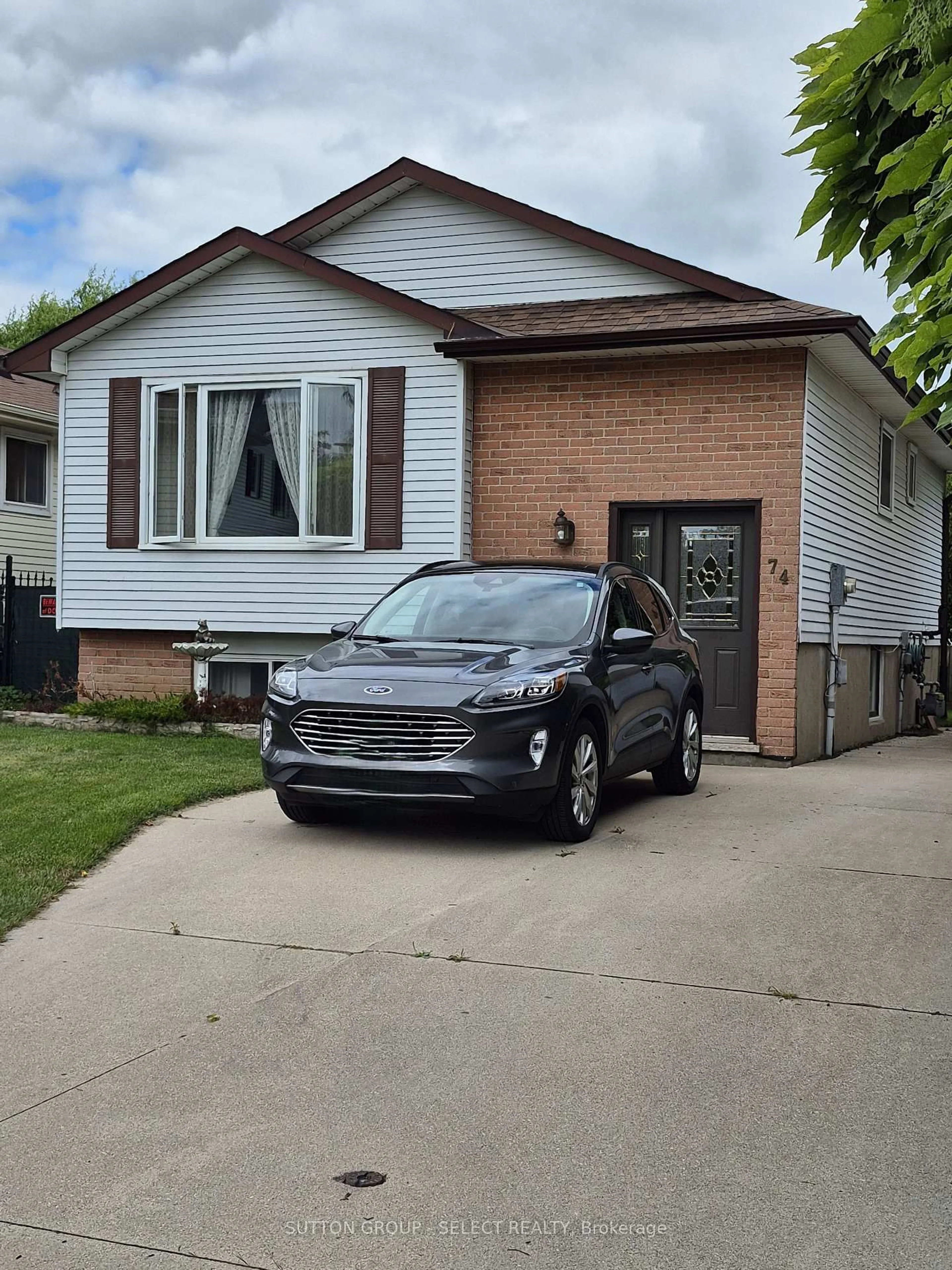 Home with vinyl exterior material, street for 74 BLOOMSBURY Crt, London East Ontario N5V 3N8