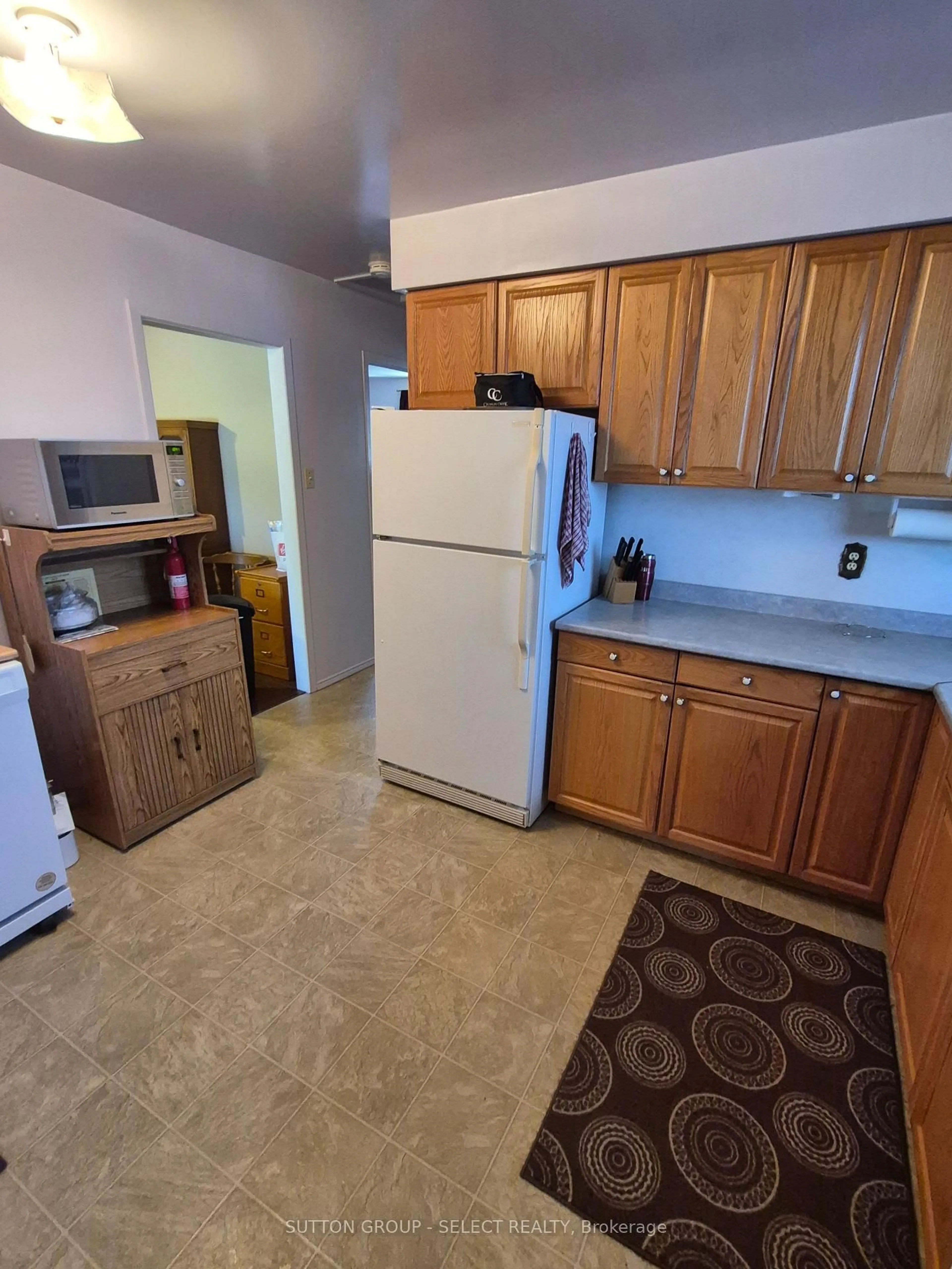 Standard kitchen, unknown for 74 BLOOMSBURY Crt, London East Ontario N5V 3N8