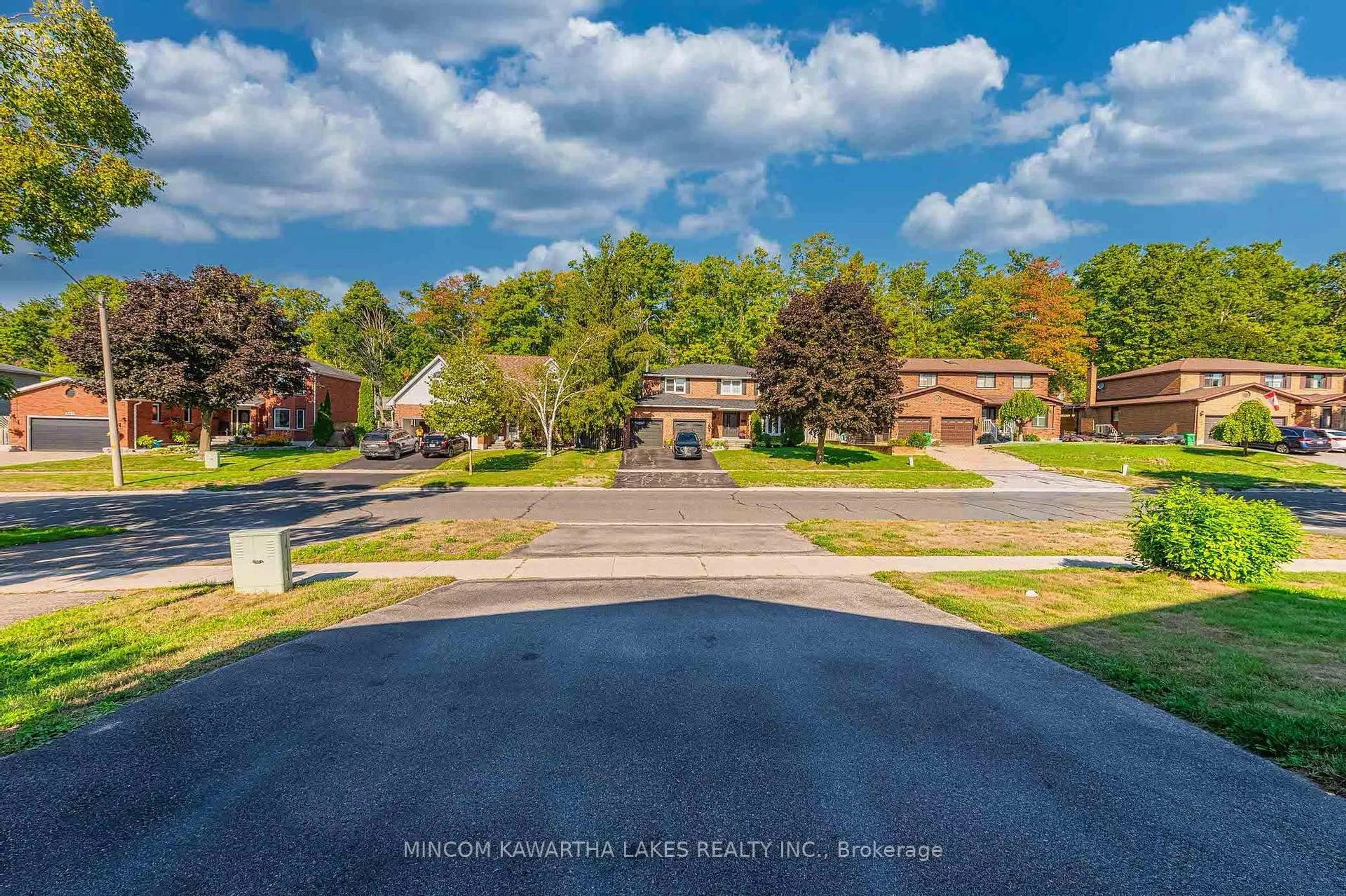 A pic from outside/outdoor area/front of a property/back of a property/a pic from drone, unknown for 1344 Hetherington Dr, Peterborough Ontario K9L 1X5