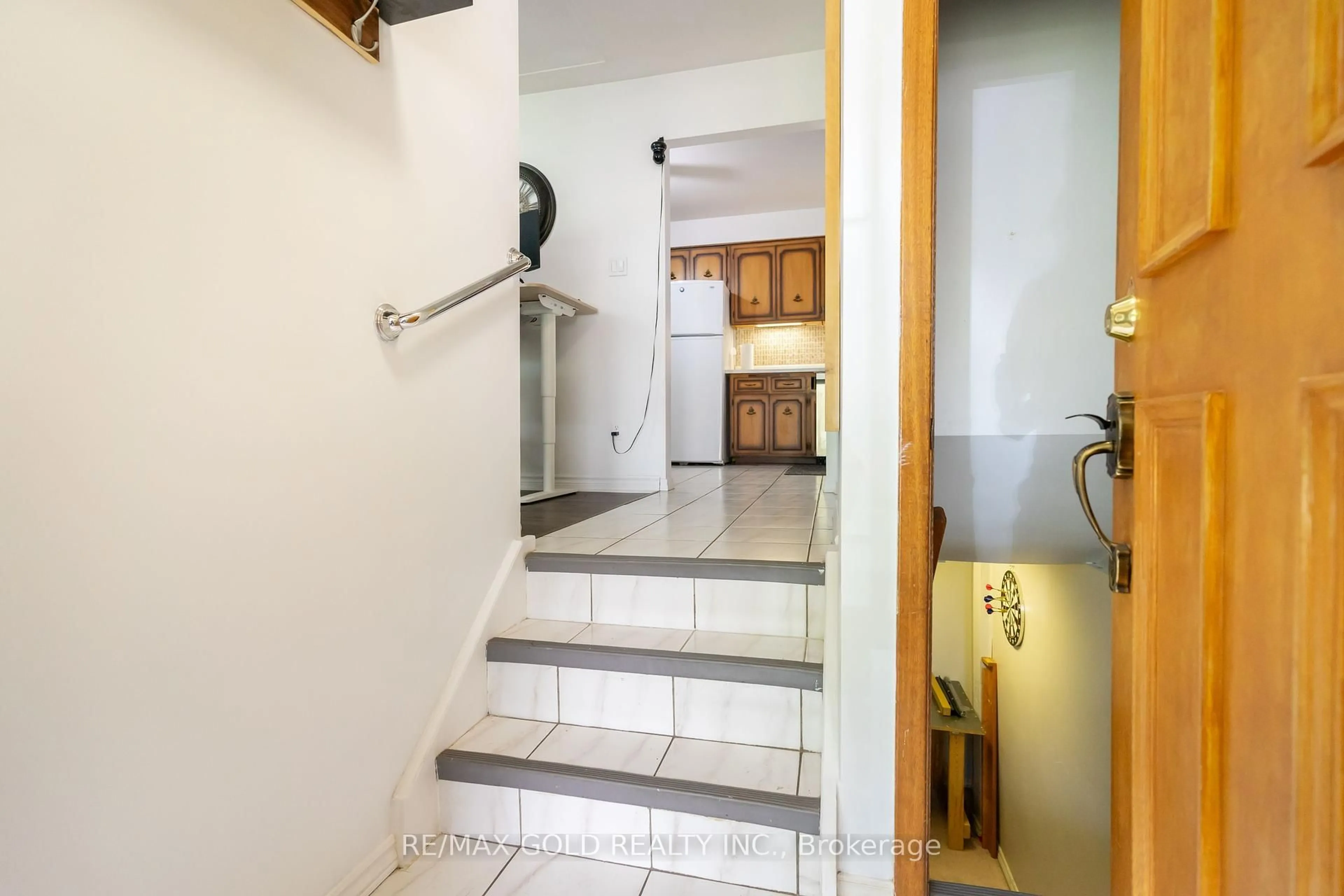 Indoor foyer for 55 Ramblewood Way, Kitchener Ontario N2N 1G8