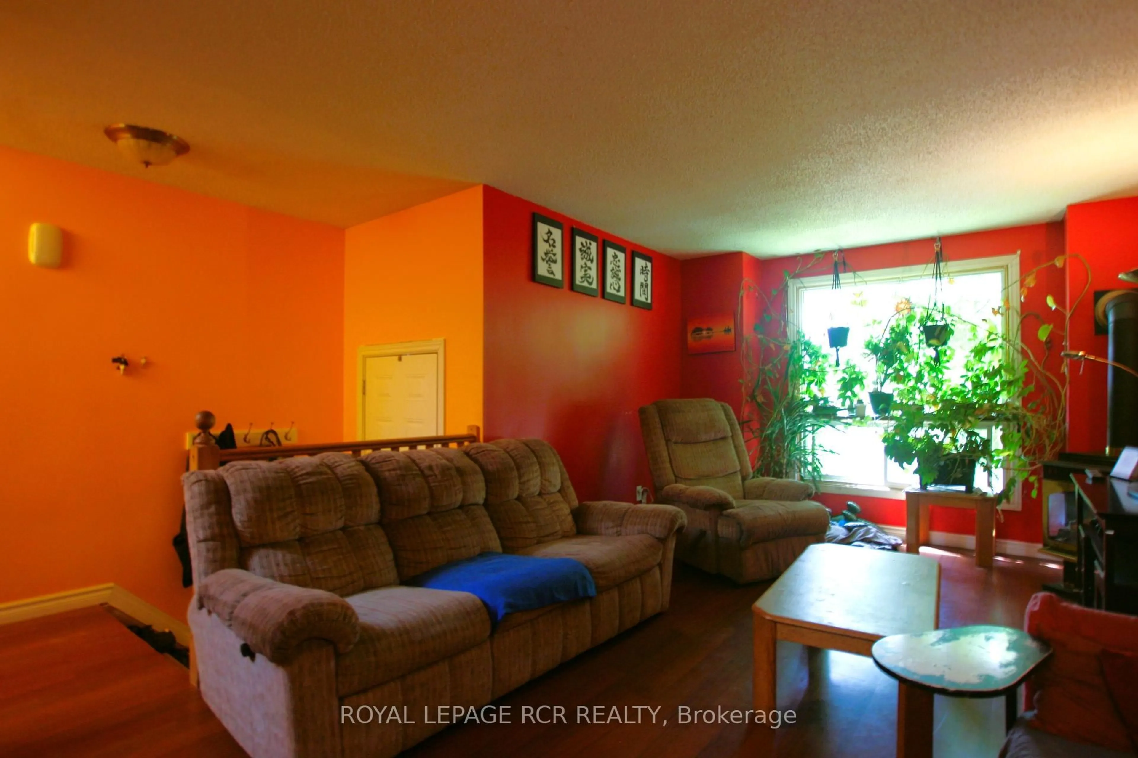 Living room with furniture, unknown for 516 Pineview Gdns, Shelburne Ontario L9V 2Z9