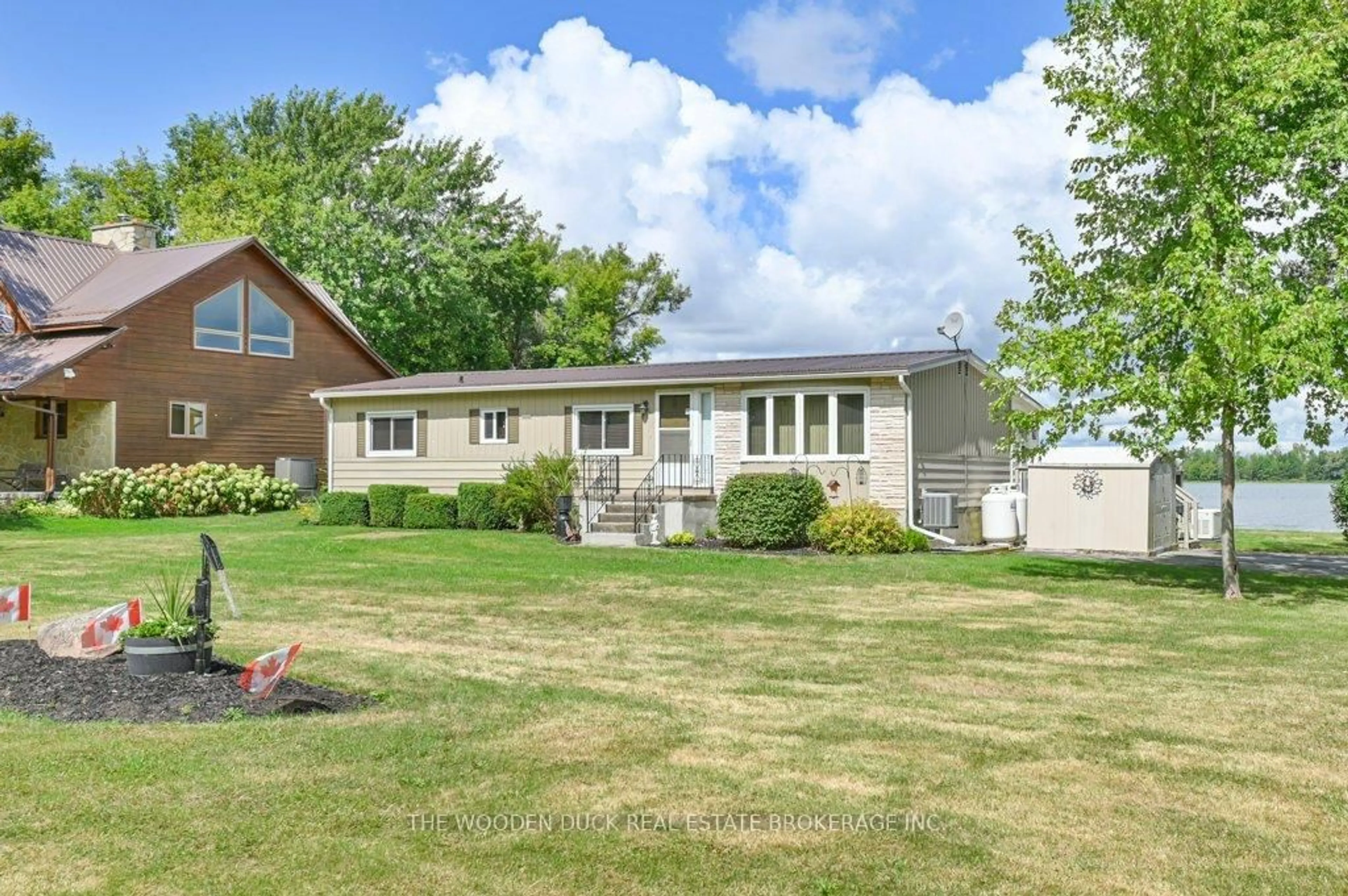 Home with vinyl exterior material, unknown for 1314 96 Highway, Wolfe Island Ontario K0H 2Y0