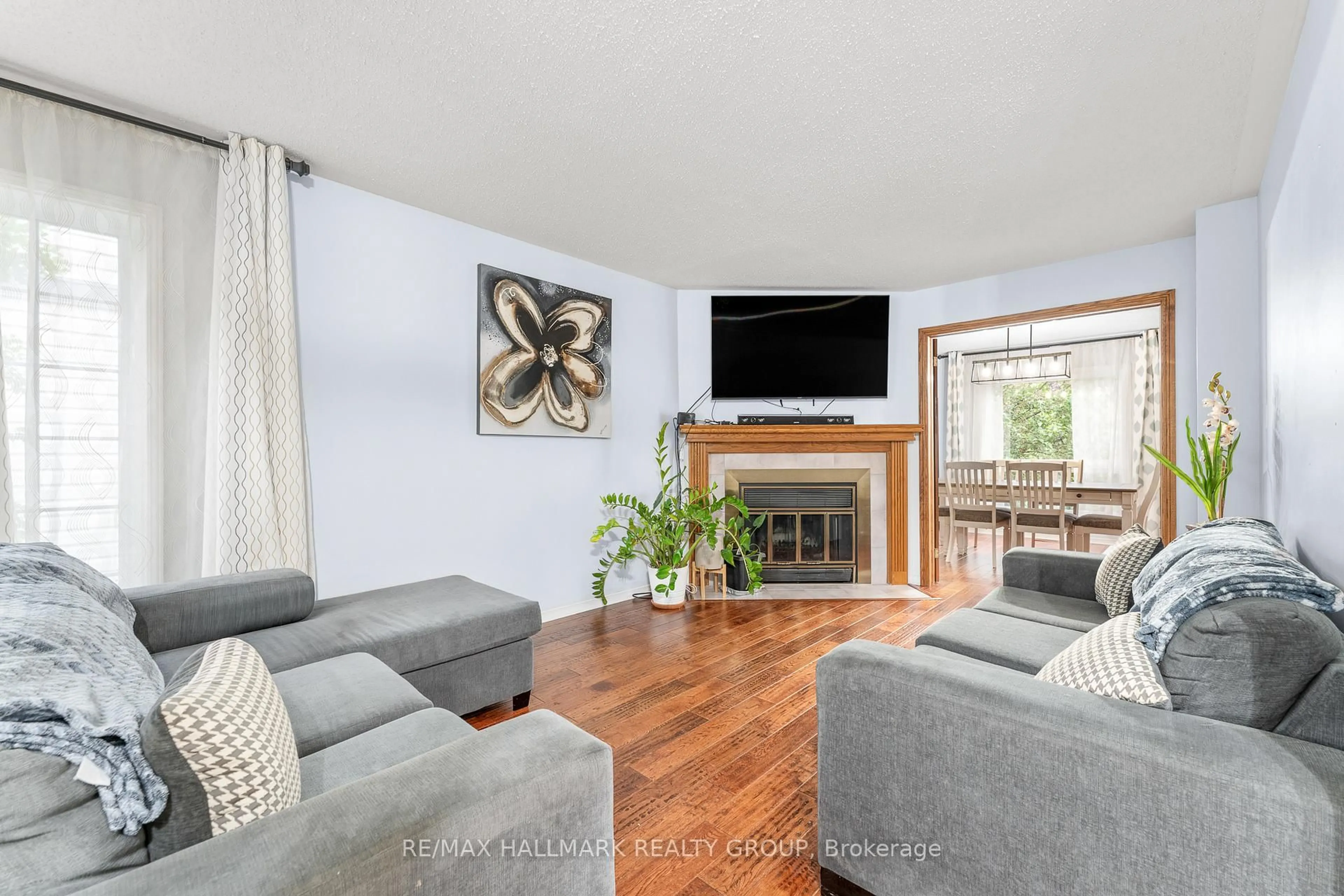 Living room with furniture, unknown for 59 Shearer Cres, Kanata Ontario K2L 3N3