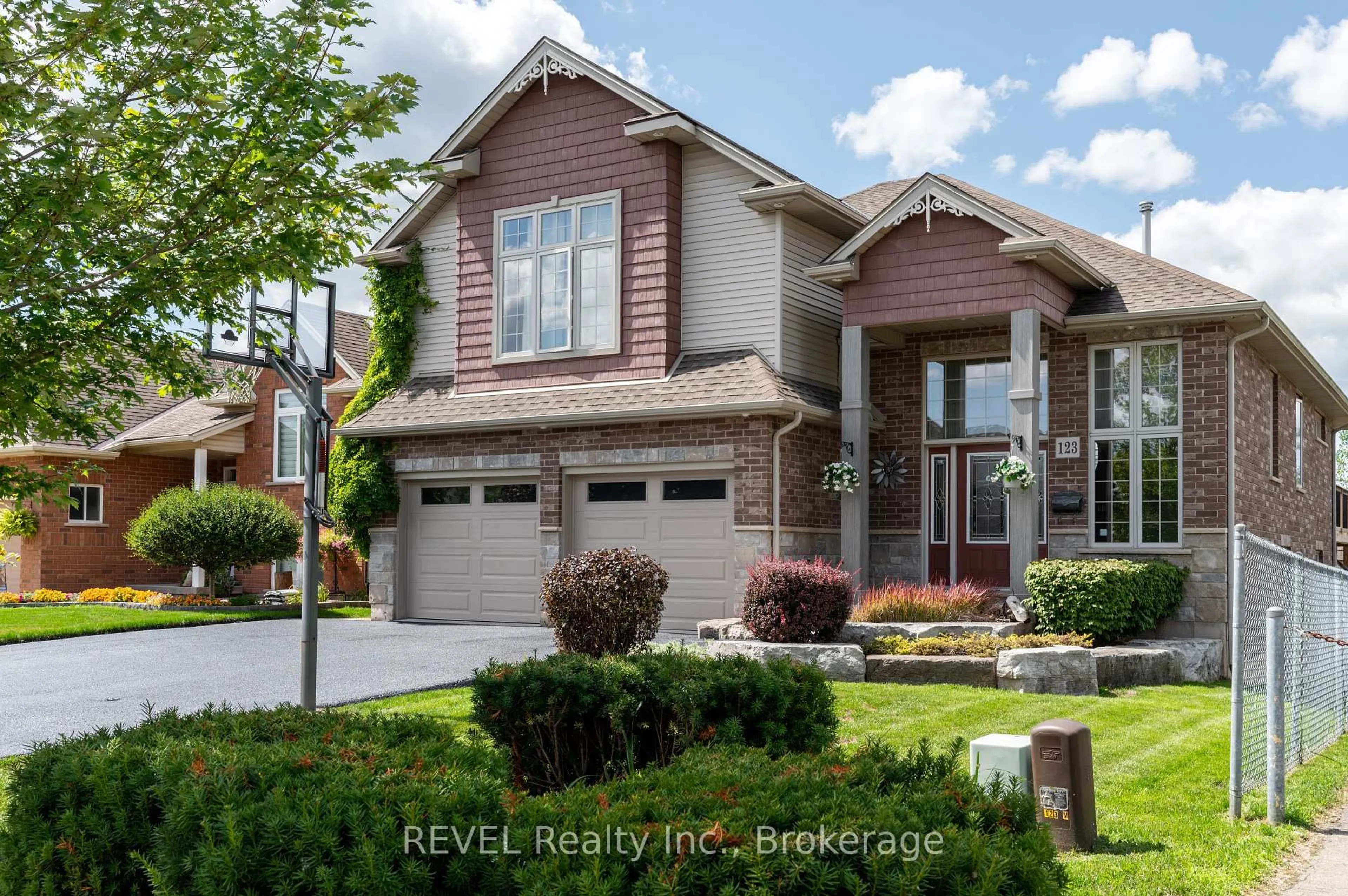 Home with brick exterior material, street for 123 Michelle Crt, Welland Ontario L3C 0A2