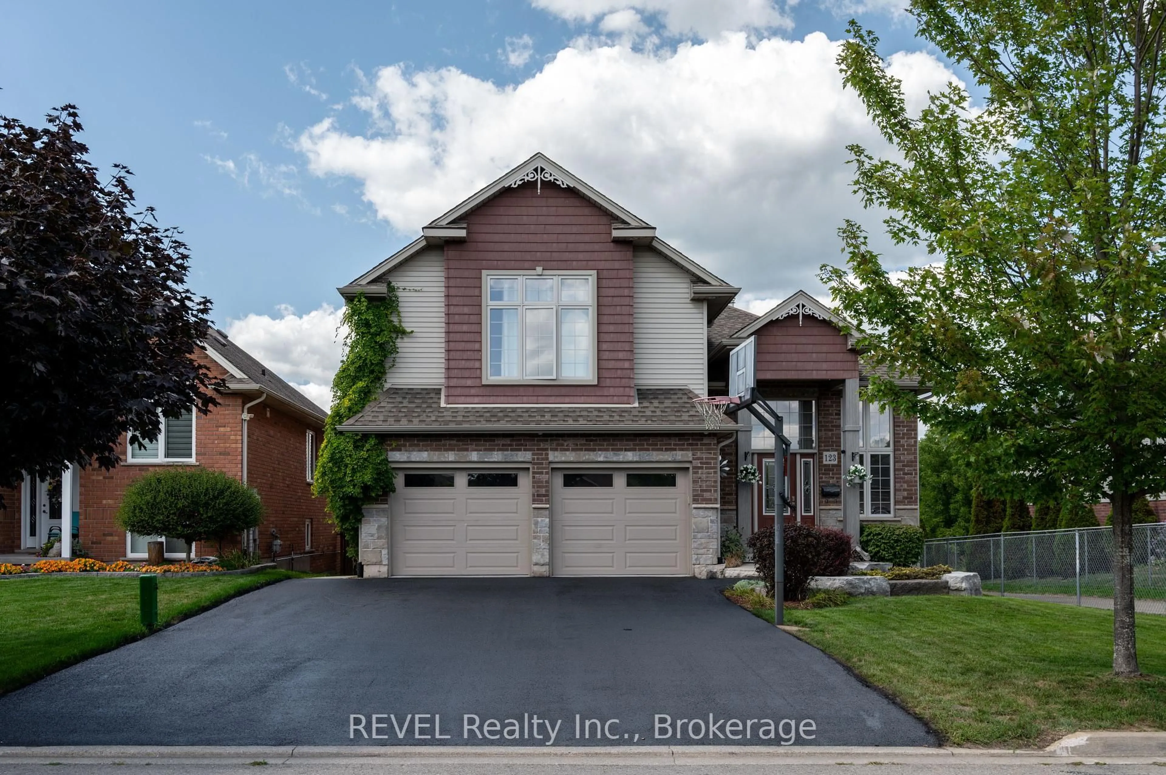 Home with brick exterior material, street for 123 Michelle Crt, Welland Ontario L3C 0A2