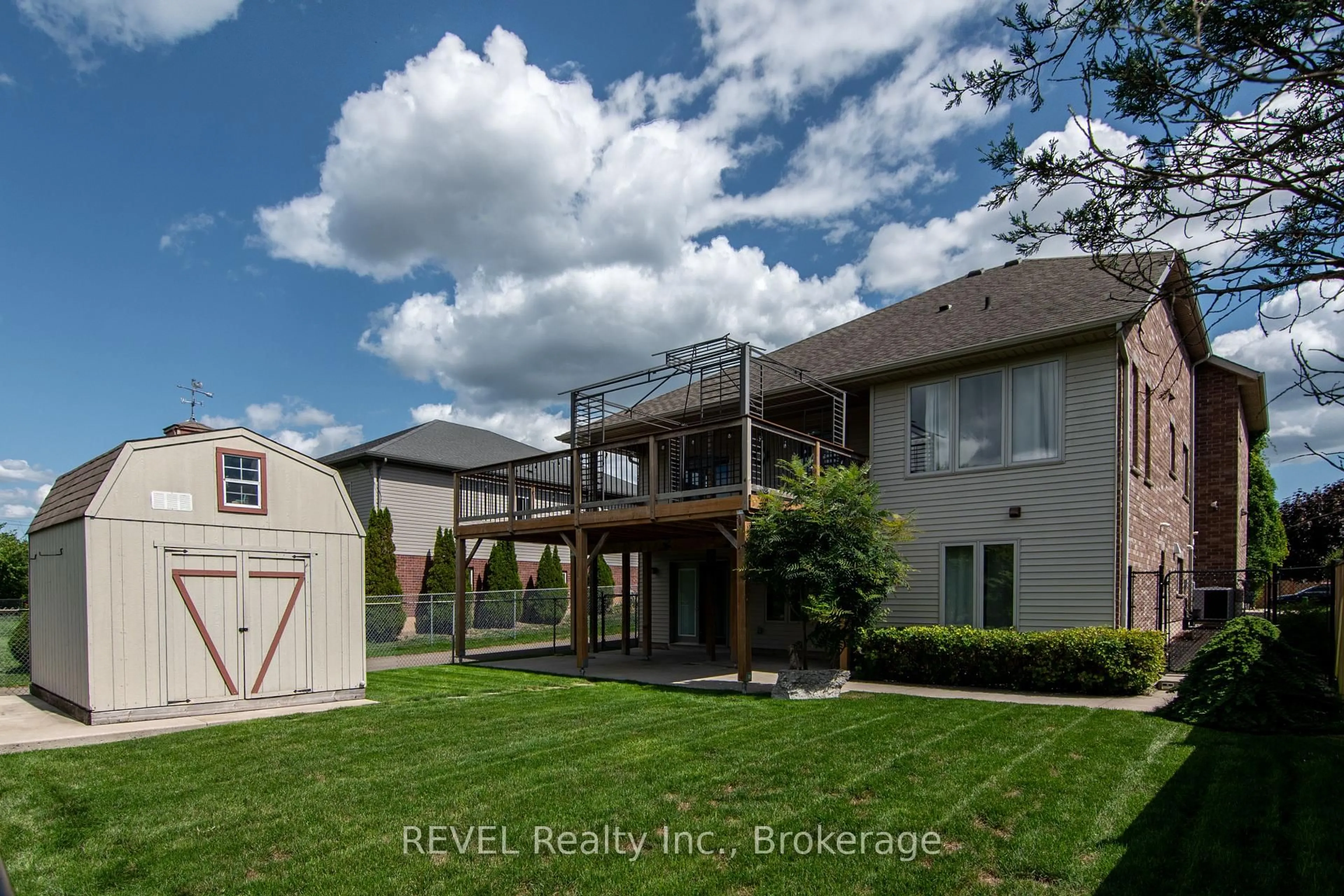 Patio, building for 123 Michelle Crt, Welland Ontario L3C 0A2