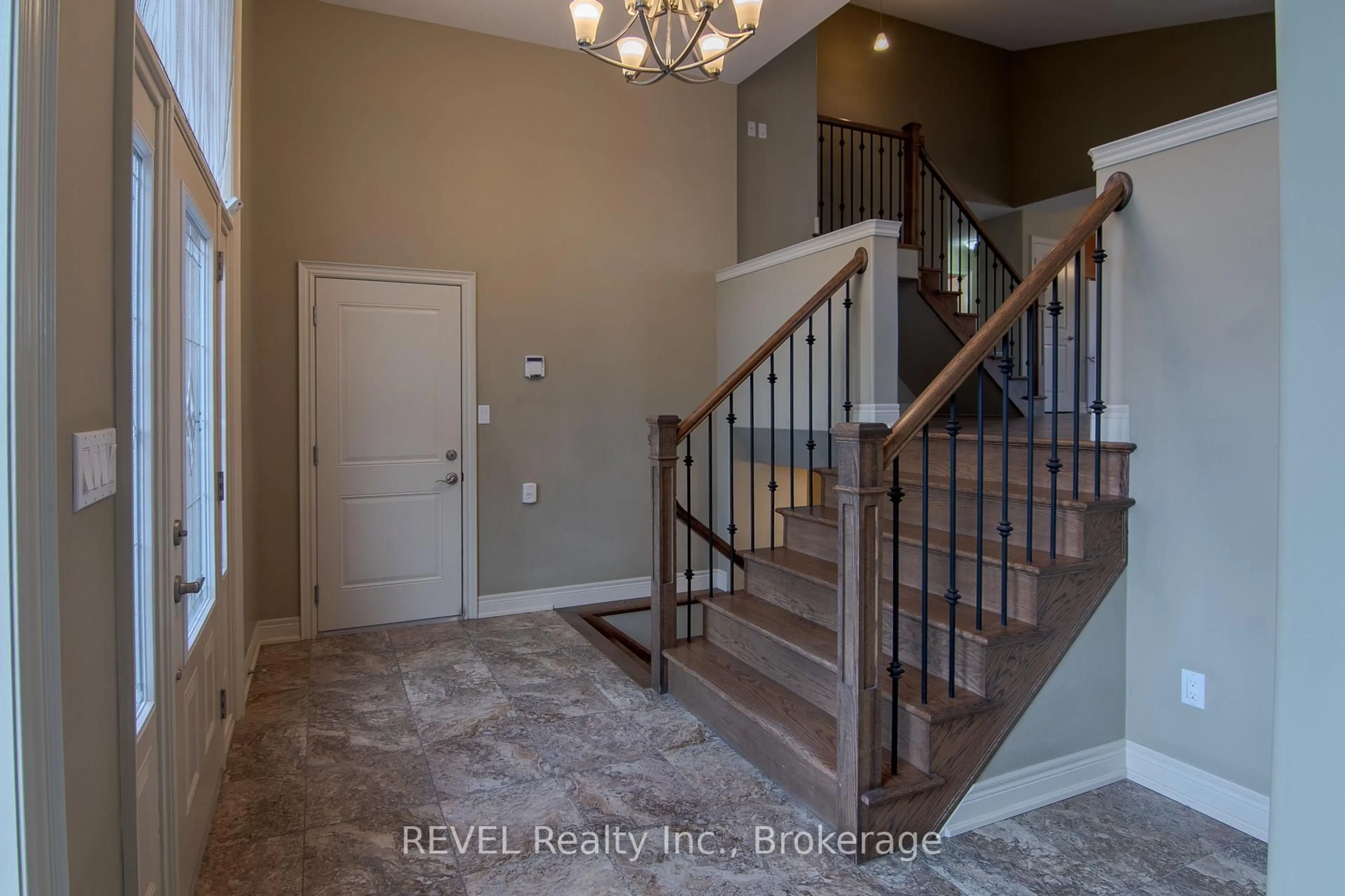 Indoor entryway for 123 Michelle Crt, Welland Ontario L3C 0A2