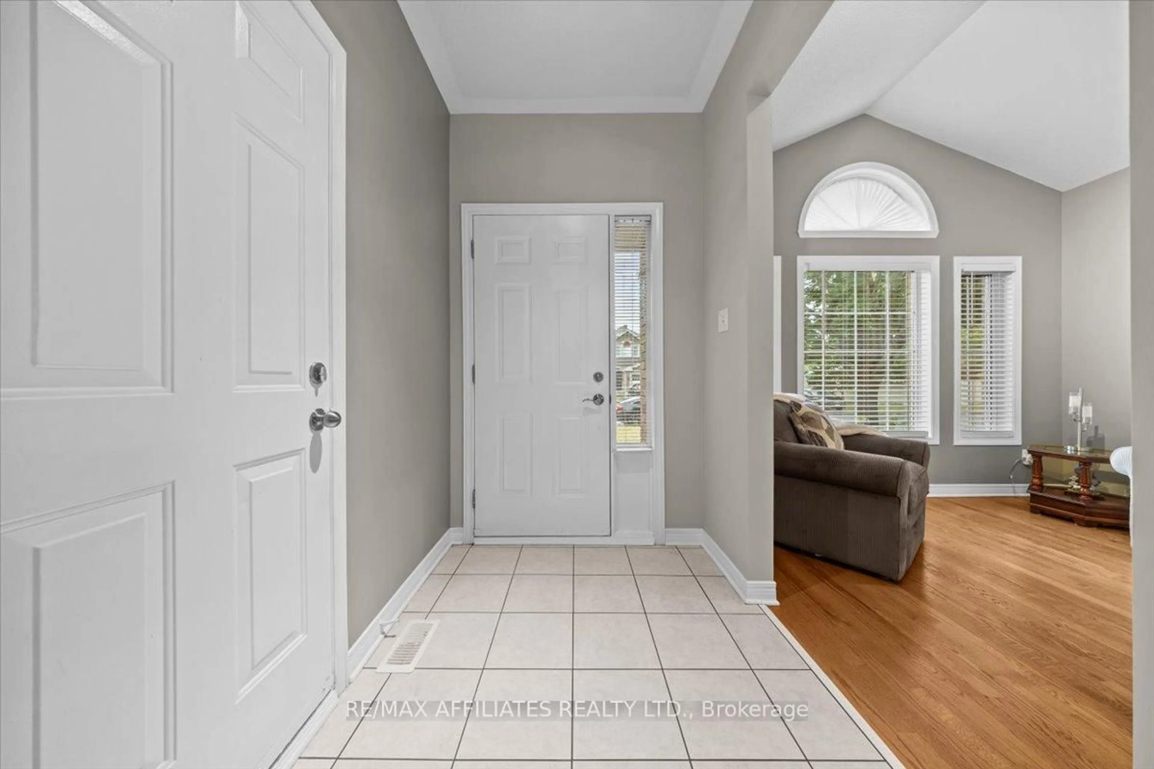 Indoor entryway for 1147 Mulder Ave, Ottawa Ontario K4A 4G8
