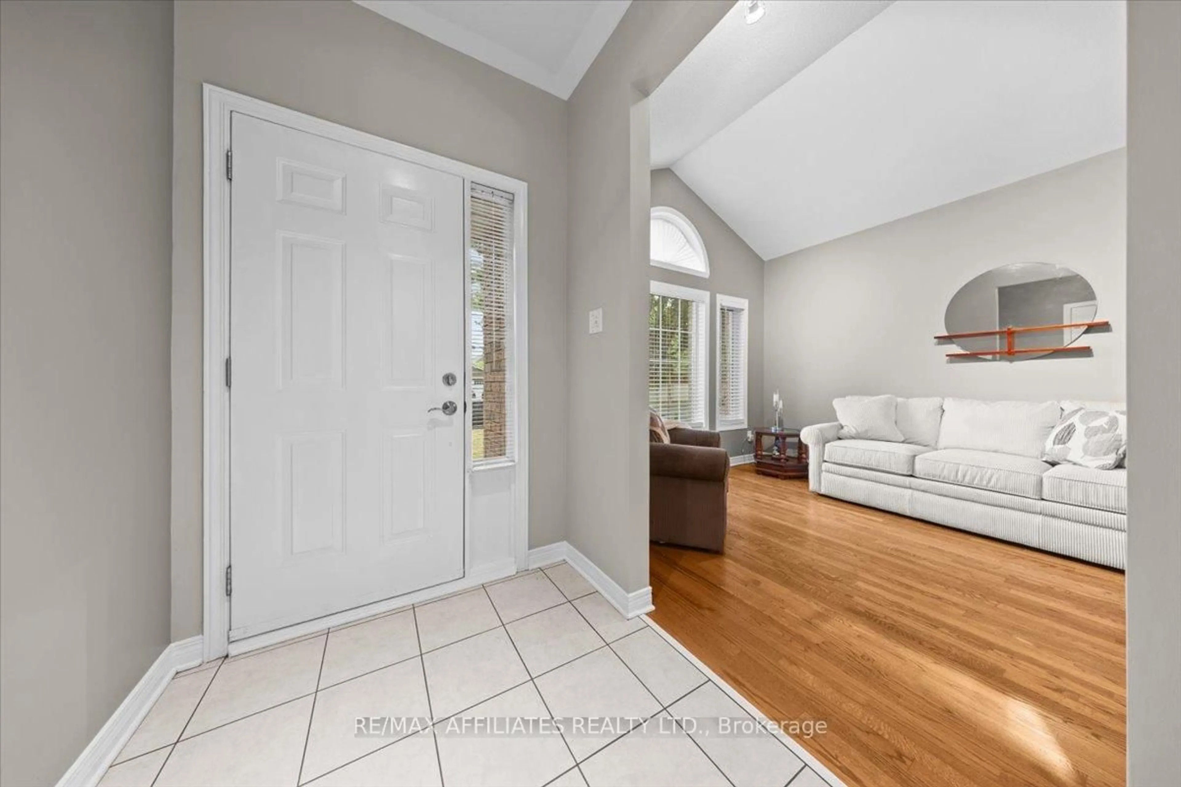 Indoor entryway for 1147 Mulder Ave, Ottawa Ontario K4A 4G8