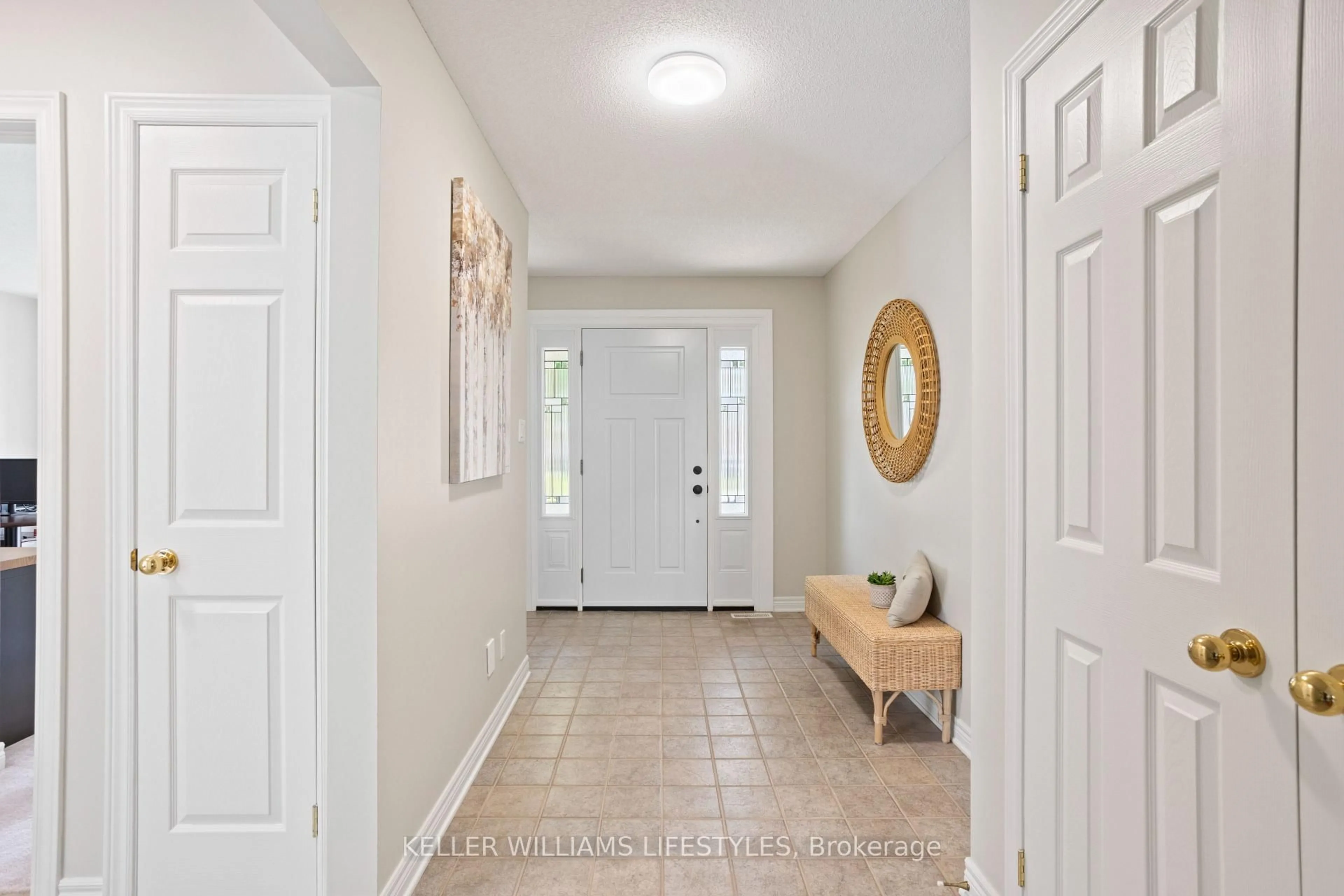 Indoor entryway for 320 Mcgarrell Dr, London North Ontario N6G 5E9
