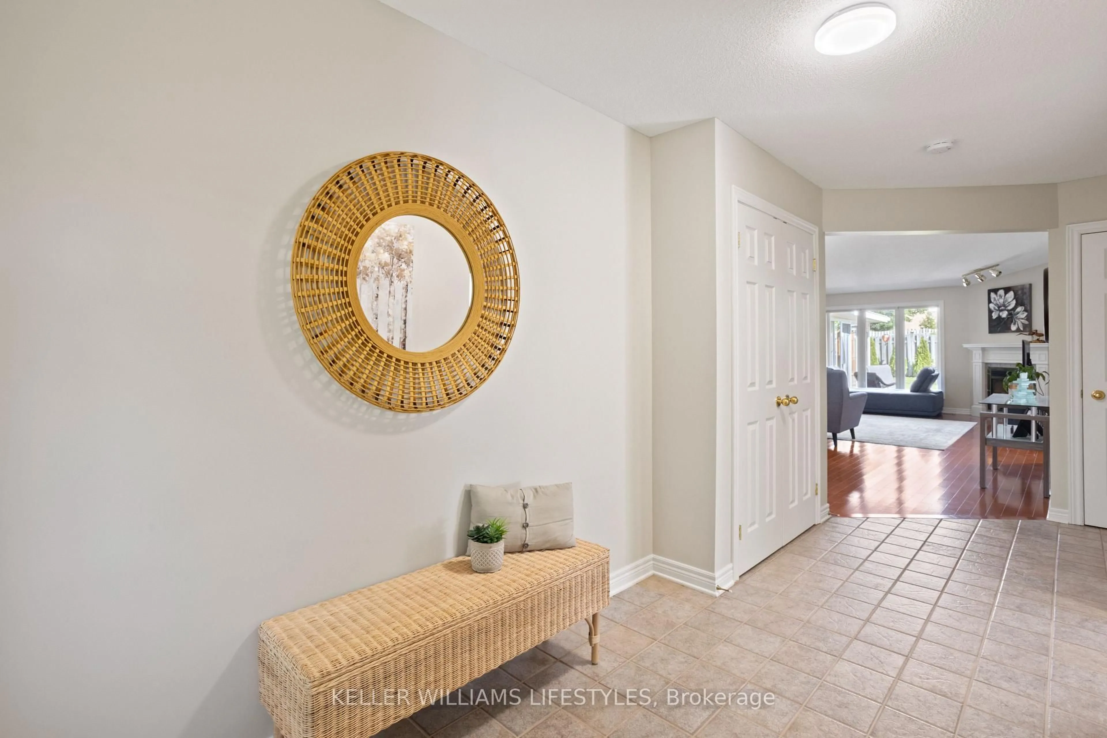 Indoor entryway for 320 Mcgarrell Dr, London North Ontario N6G 5E9