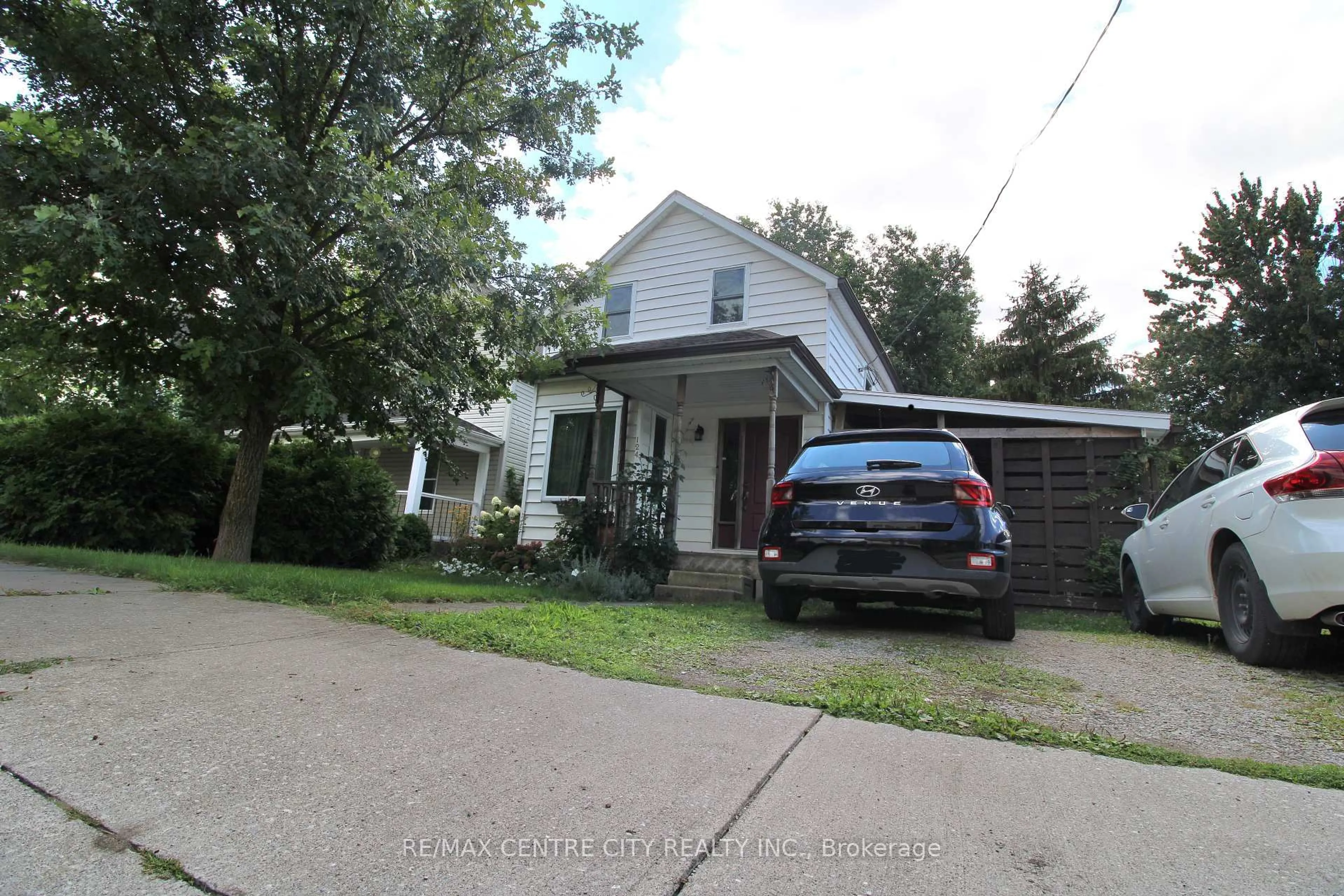 A pic from outside/outdoor area/front of a property/back of a property/a pic from drone, street for 124 Joseph St, Chatham-Kent Ontario N7L 3G9