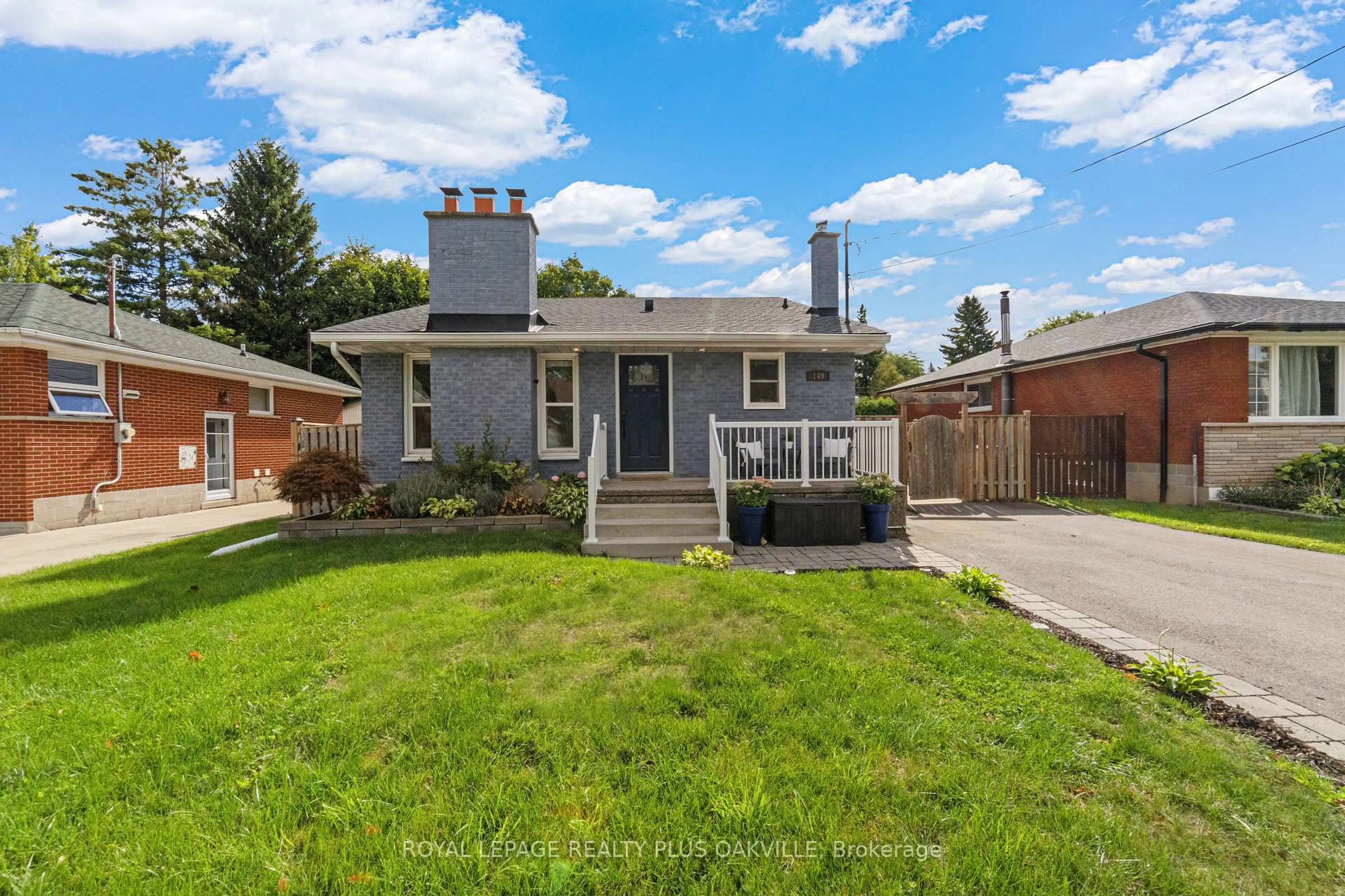 Home with vinyl exterior material, street for 149 West 32nd St, Hamilton Ontario L9C 5H1