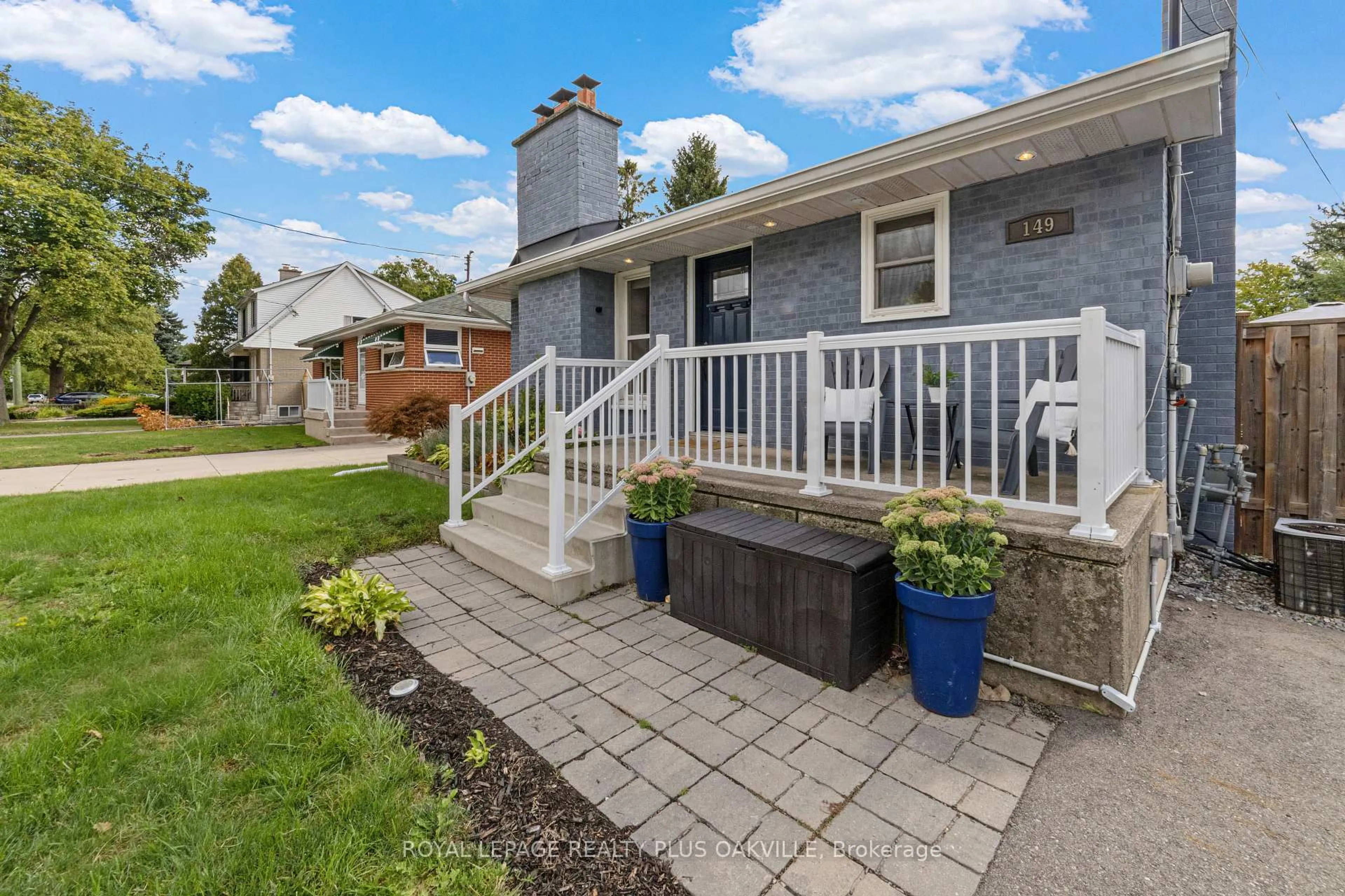 Patio, street for 149 West 32nd St, Hamilton Ontario L9C 5H1