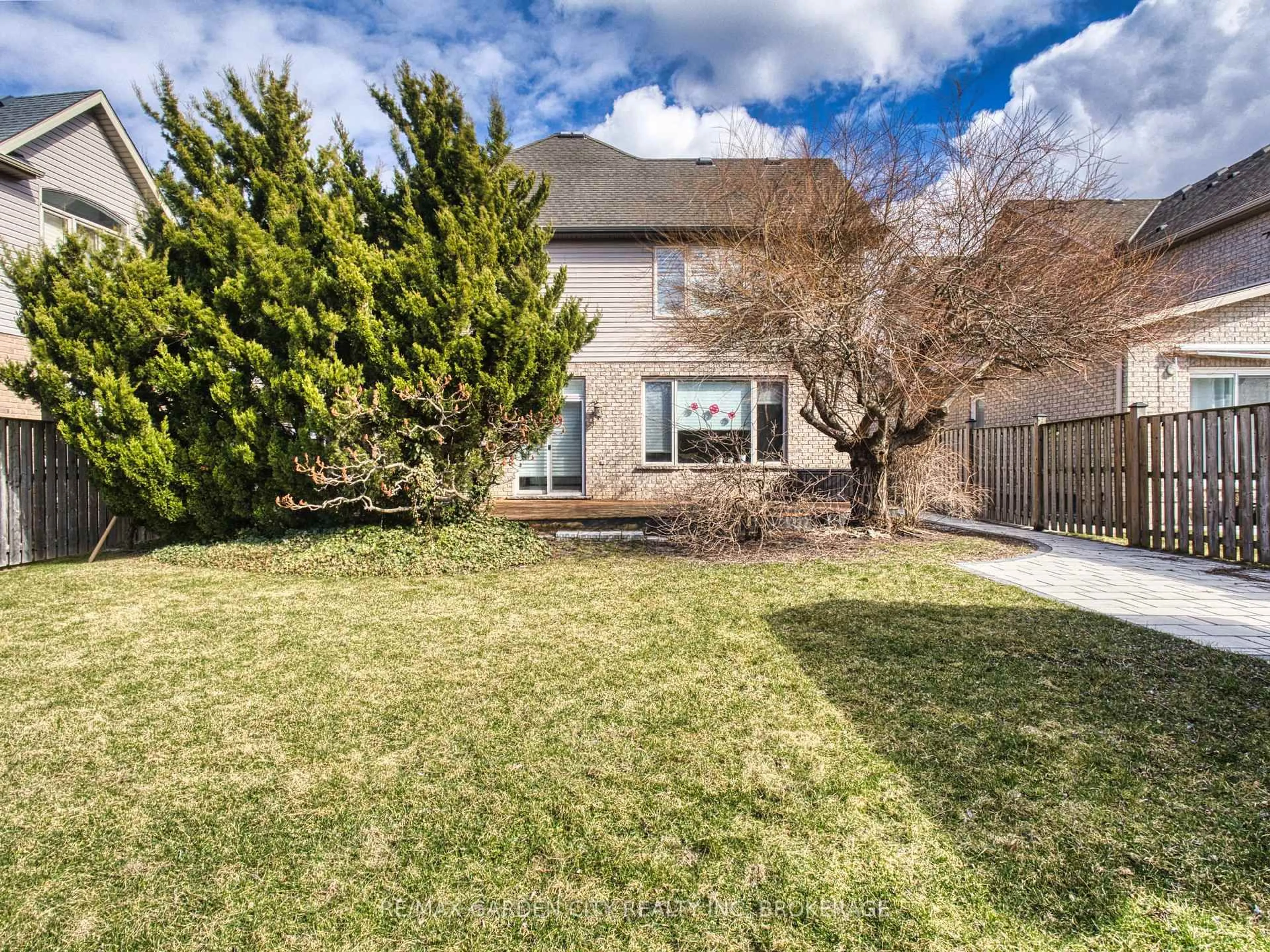 A pic from outside/outdoor area/front of a property/back of a property/a pic from drone, street for 29 Agincourt Cres, St. Catharines Ontario L2S 4B4