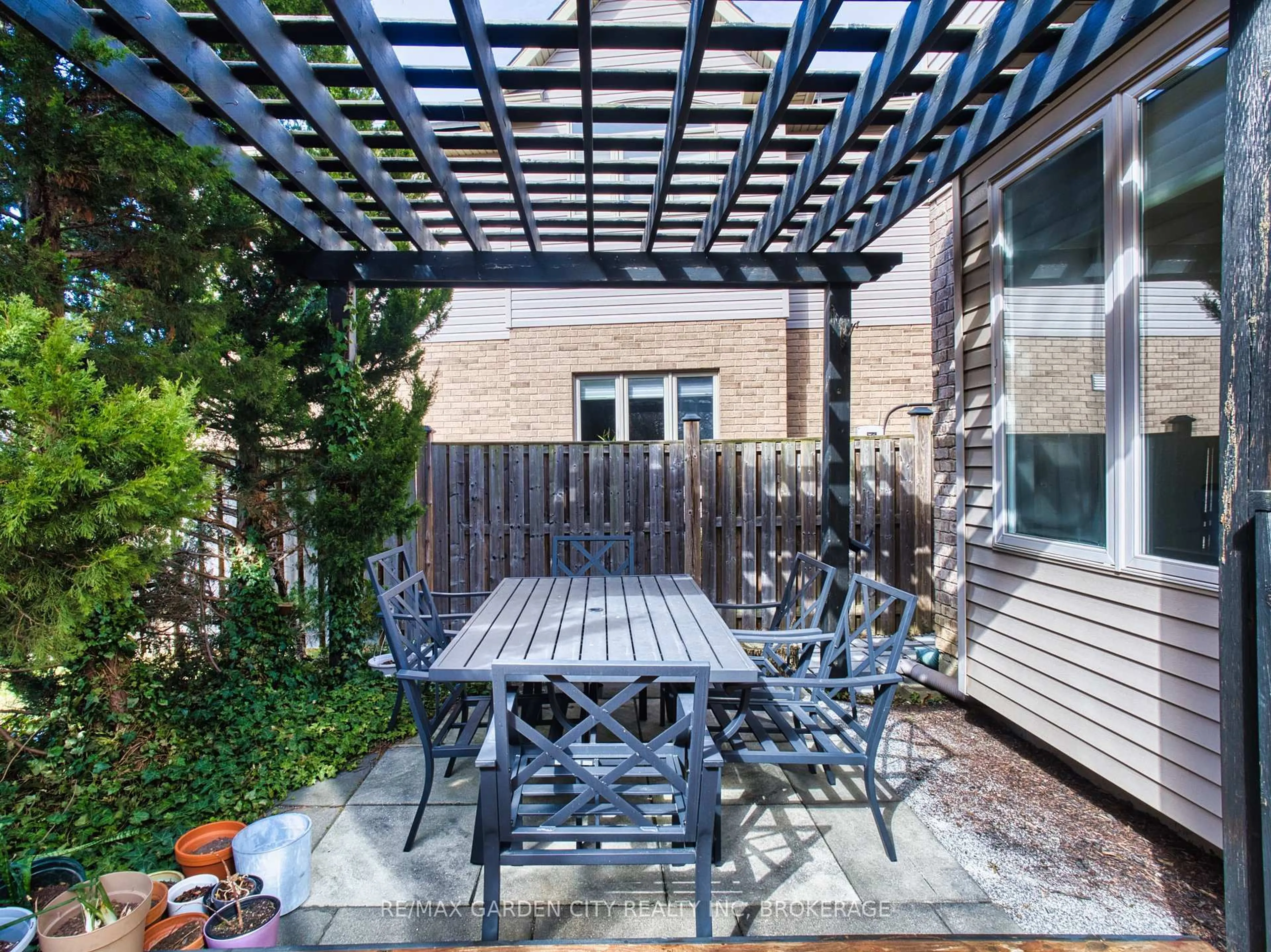Patio, street for 29 Agincourt Cres, St. Catharines Ontario L2S 4B4